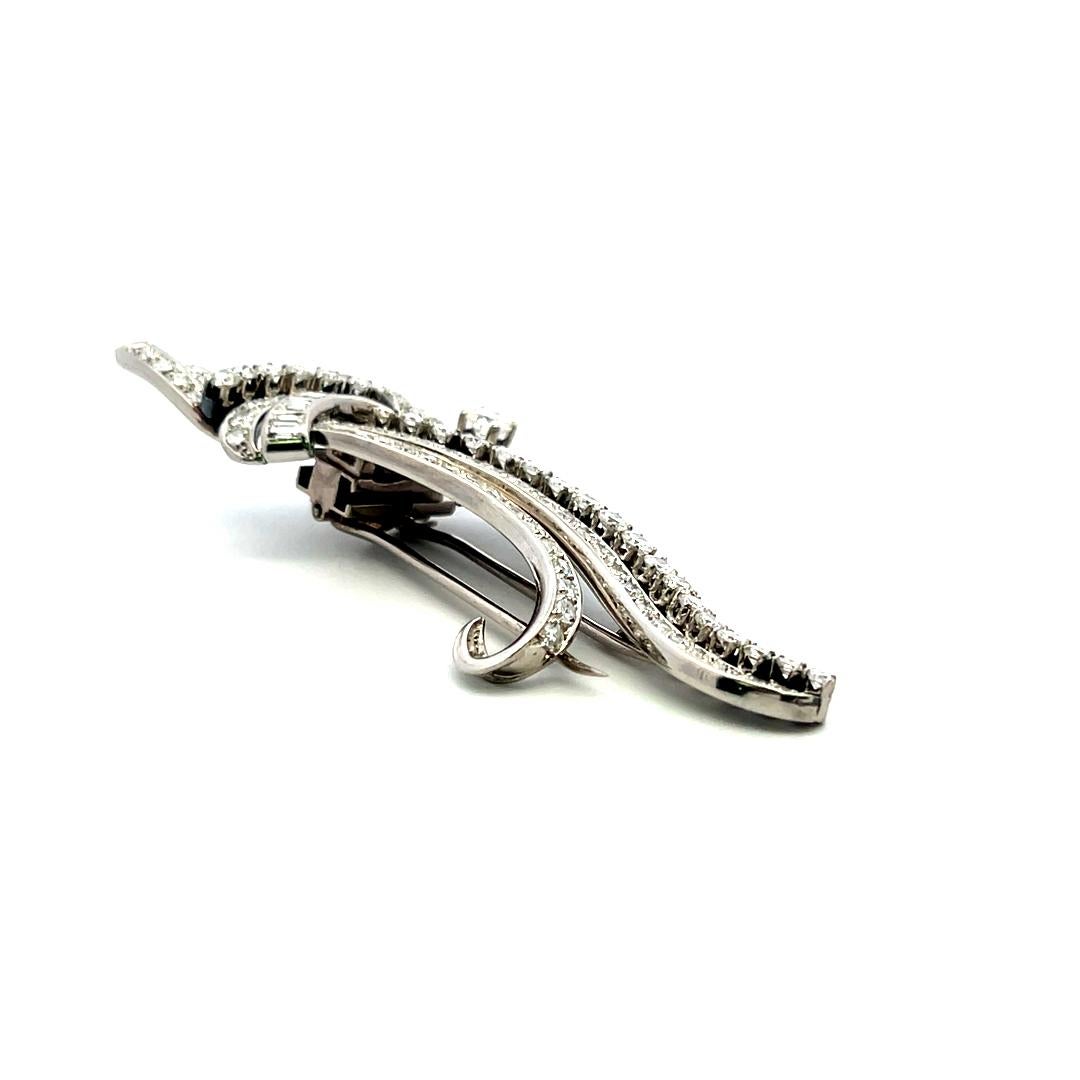 Broche en platine de 4,05 carats avec diamants circulaires, brillants et baguettes en vente 8