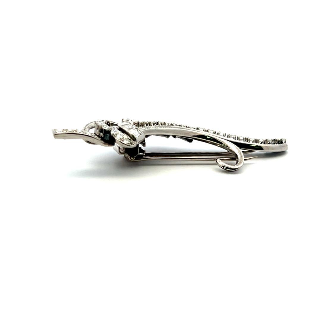 Broche en platine de 4,05 carats avec diamants circulaires, brillants et baguettes en vente 9