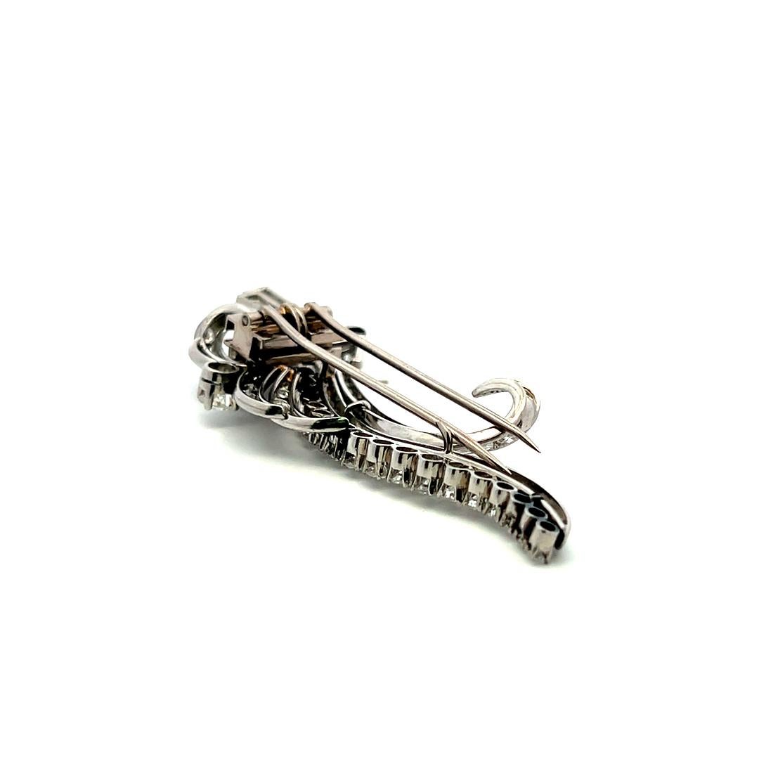 Broche en platine de 4,05 carats avec diamants circulaires, brillants et baguettes en vente 10