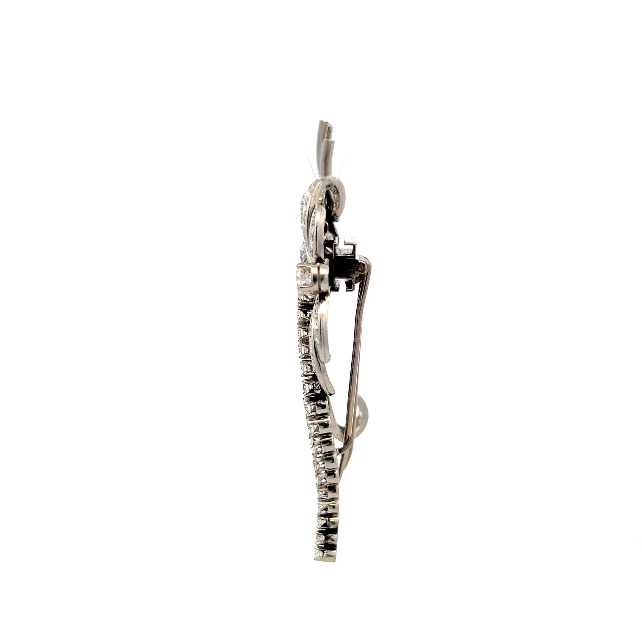 Broche en platine de 4,05 carats avec diamants circulaires, brillants et baguettes Bon état - En vente à New York, NY