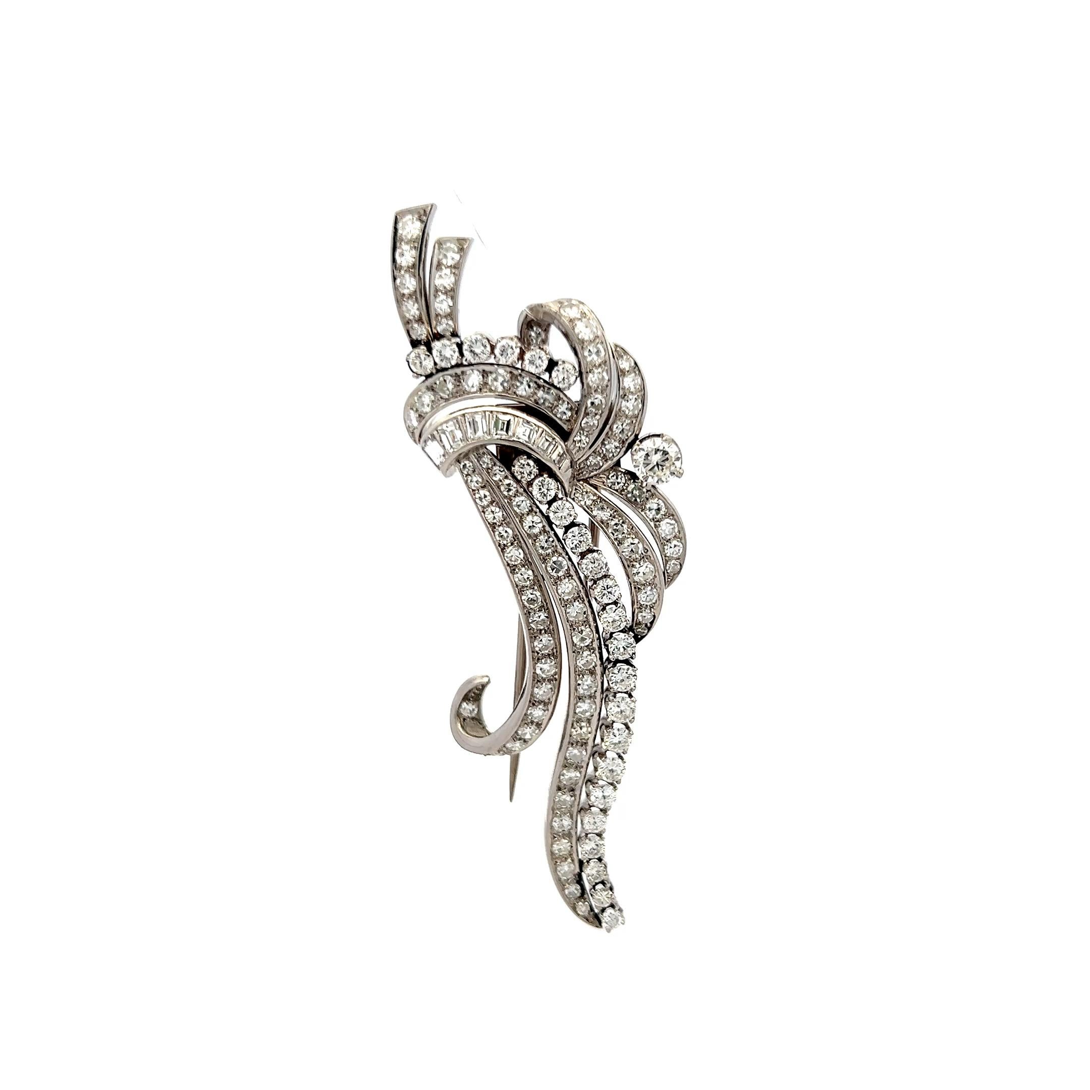 Broche en platine de 4,05 carats avec diamants circulaires, brillants et baguettes Pour femmes en vente