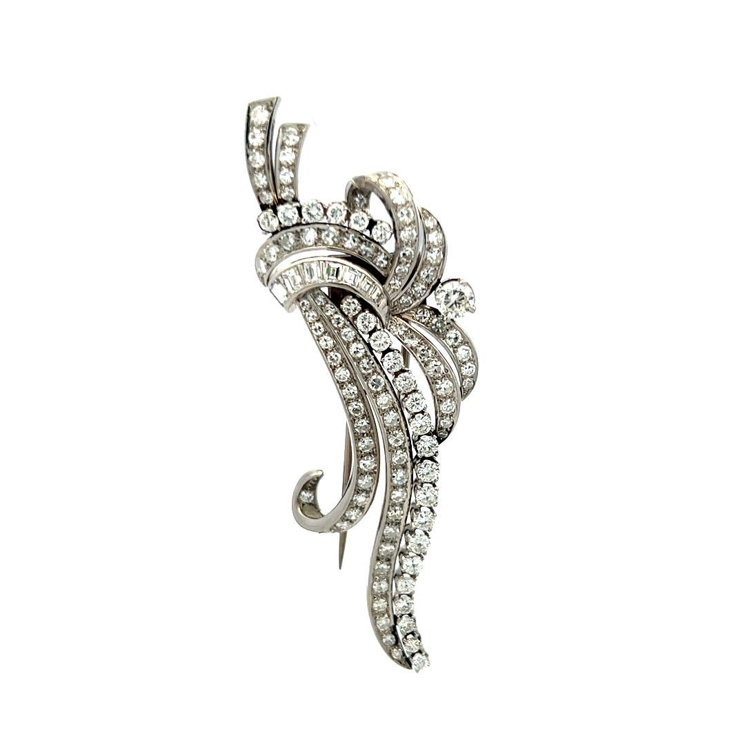 Broche en platine de 4,05 carats avec diamants circulaires, brillants et baguettes en vente 1