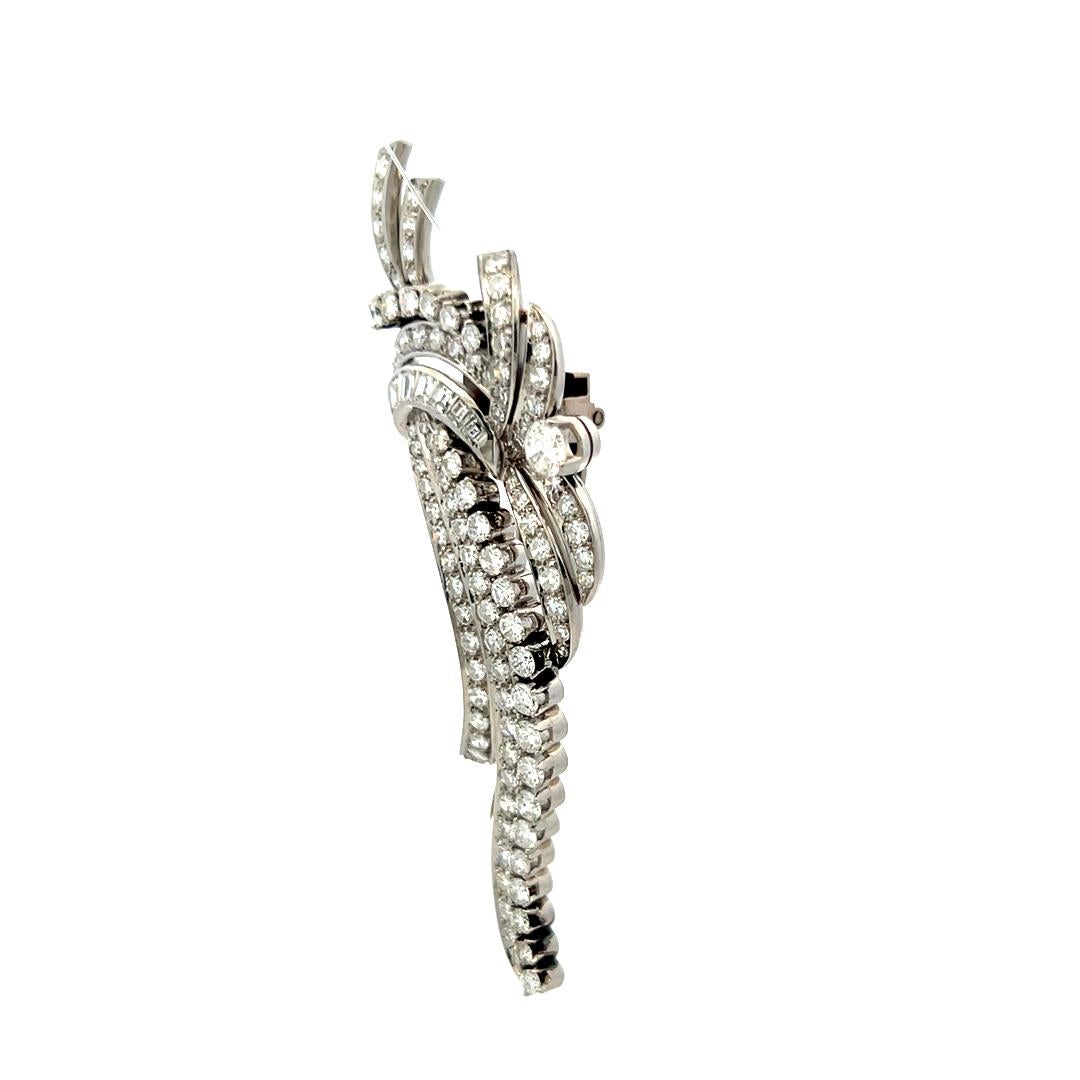 Broche en platine de 4,05 carats avec diamants circulaires, brillants et baguettes en vente 2