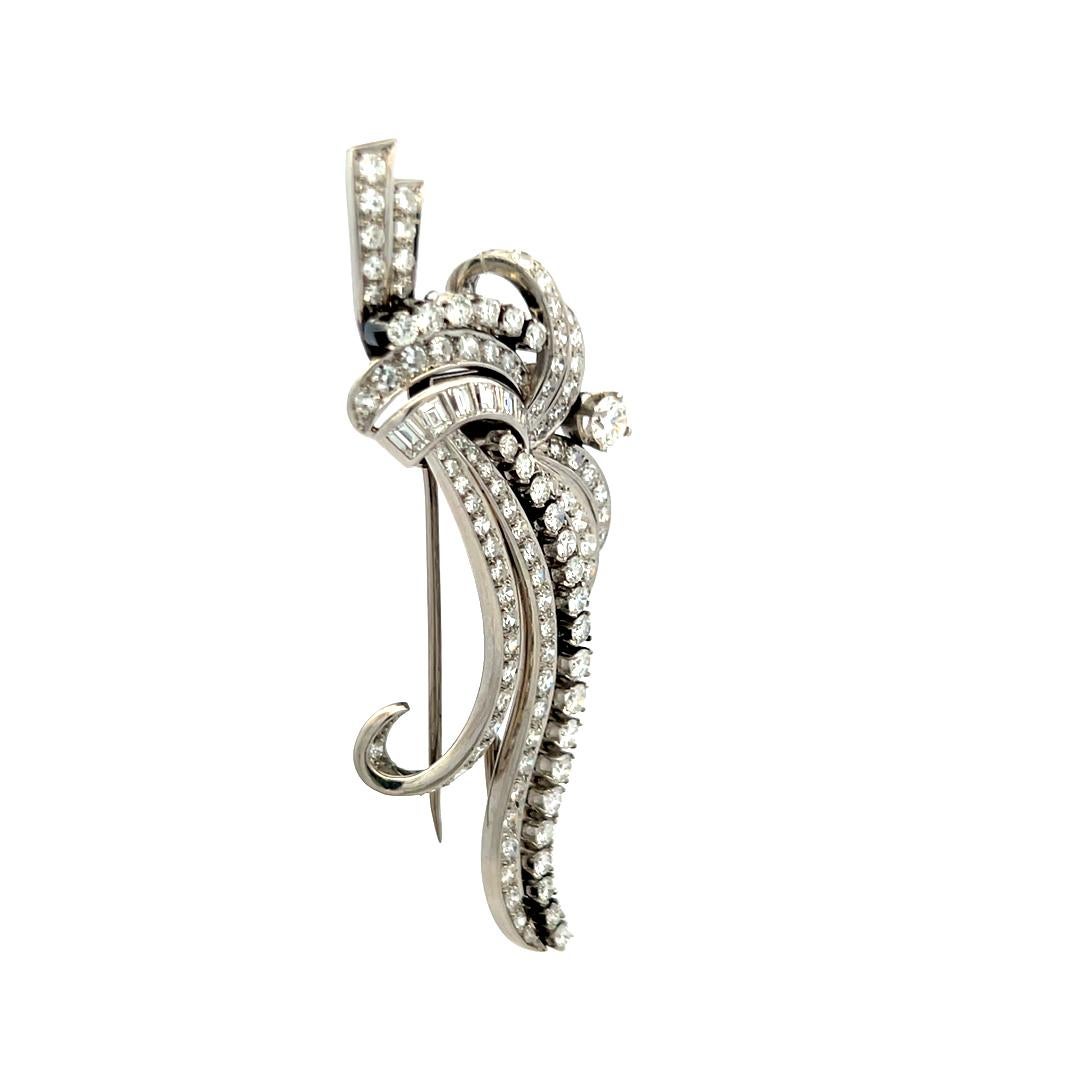 Broche en platine de 4,05 carats avec diamants circulaires, brillants et baguettes en vente 3