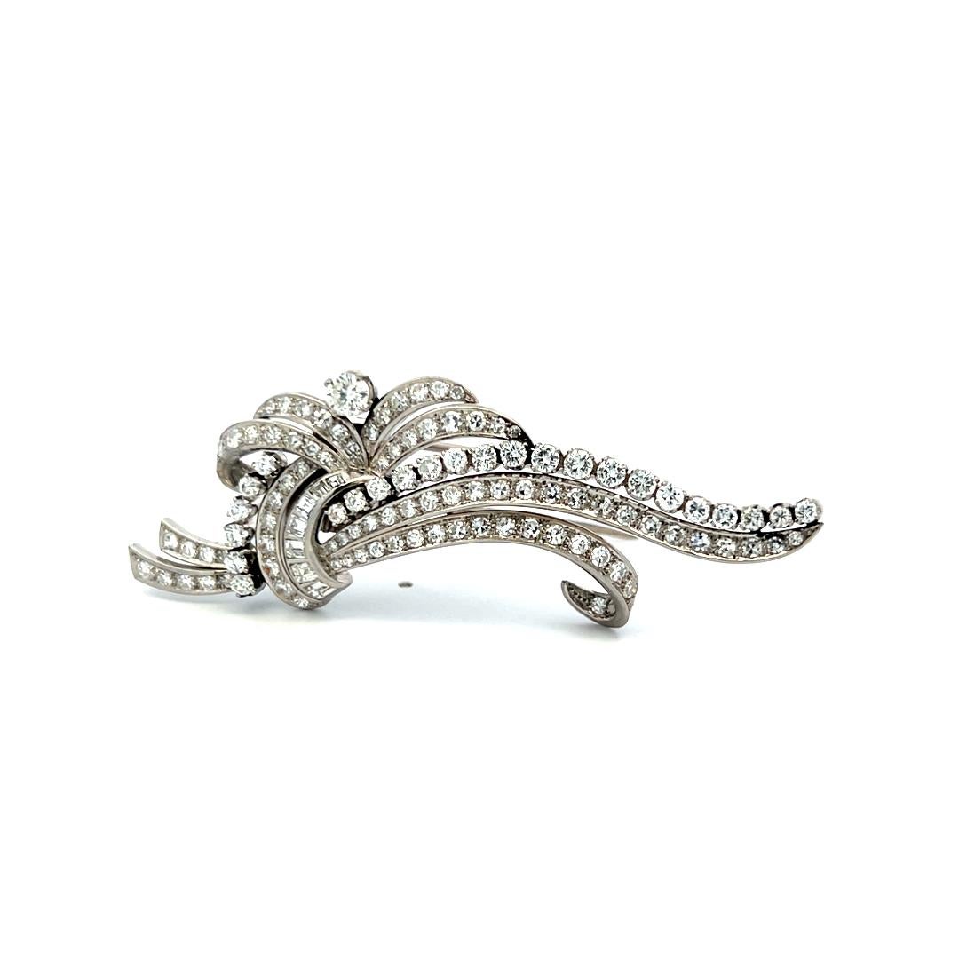Broche en platine de 4,05 carats avec diamants circulaires, brillants et baguettes en vente 4