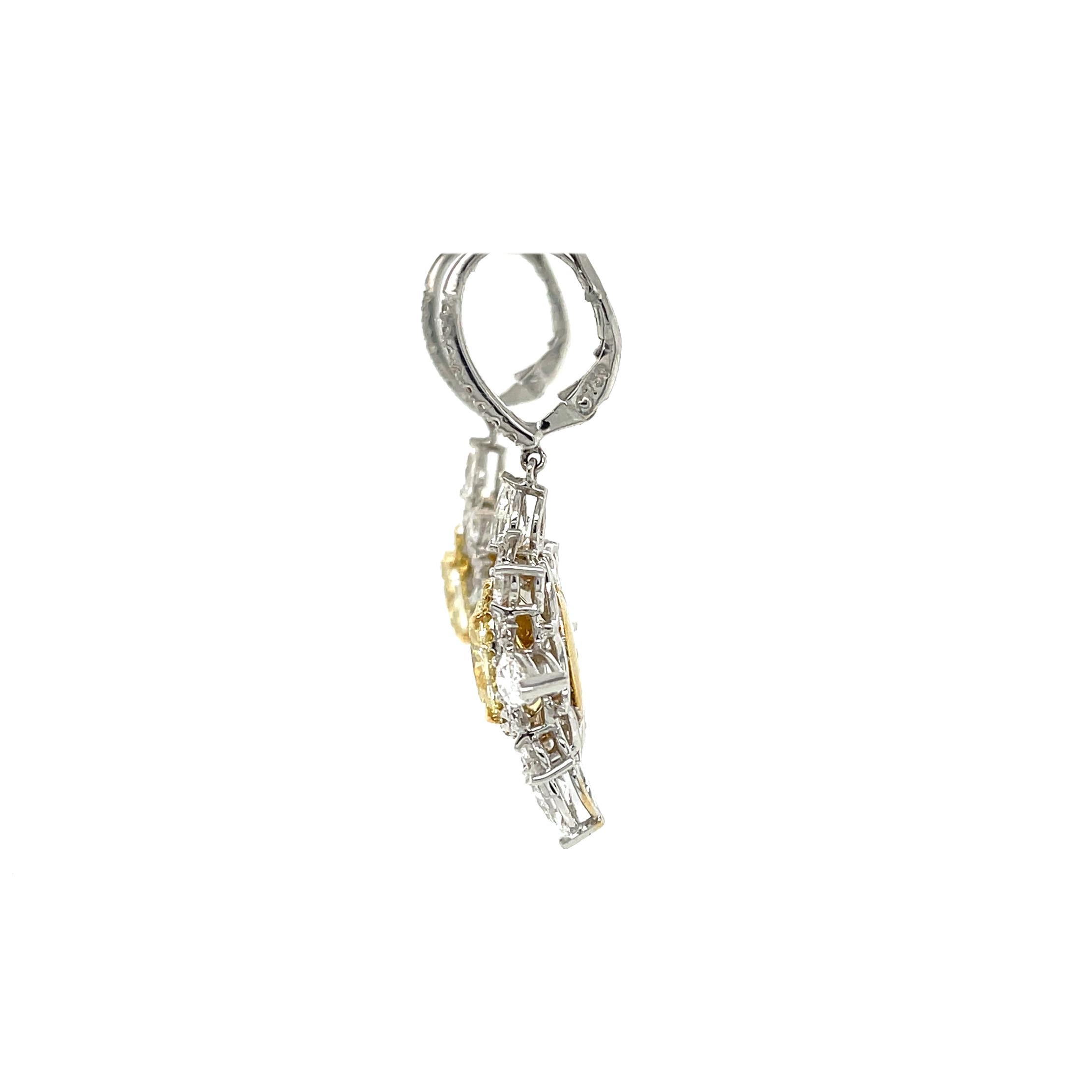 Oval Cut 4 Carat Fancy Light Yellow Diamond Drop Earrings, Gia Certified IF, in 18k Gold. For Sale