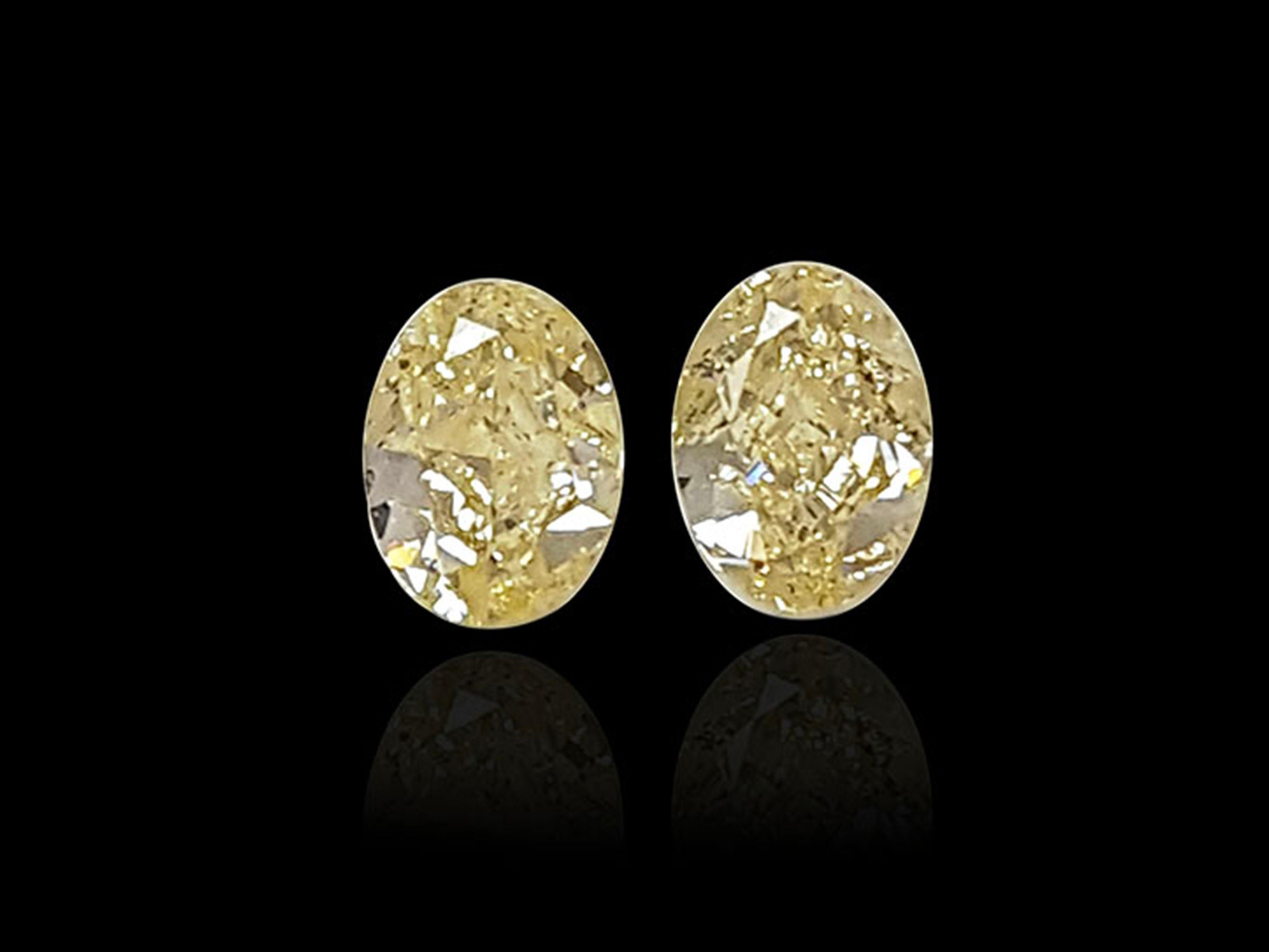 4 Carat Fancy Light Yellow Diamond Drop Earrings, Gia Certified IF, in 18k Gold. In New Condition For Sale In New York, NY