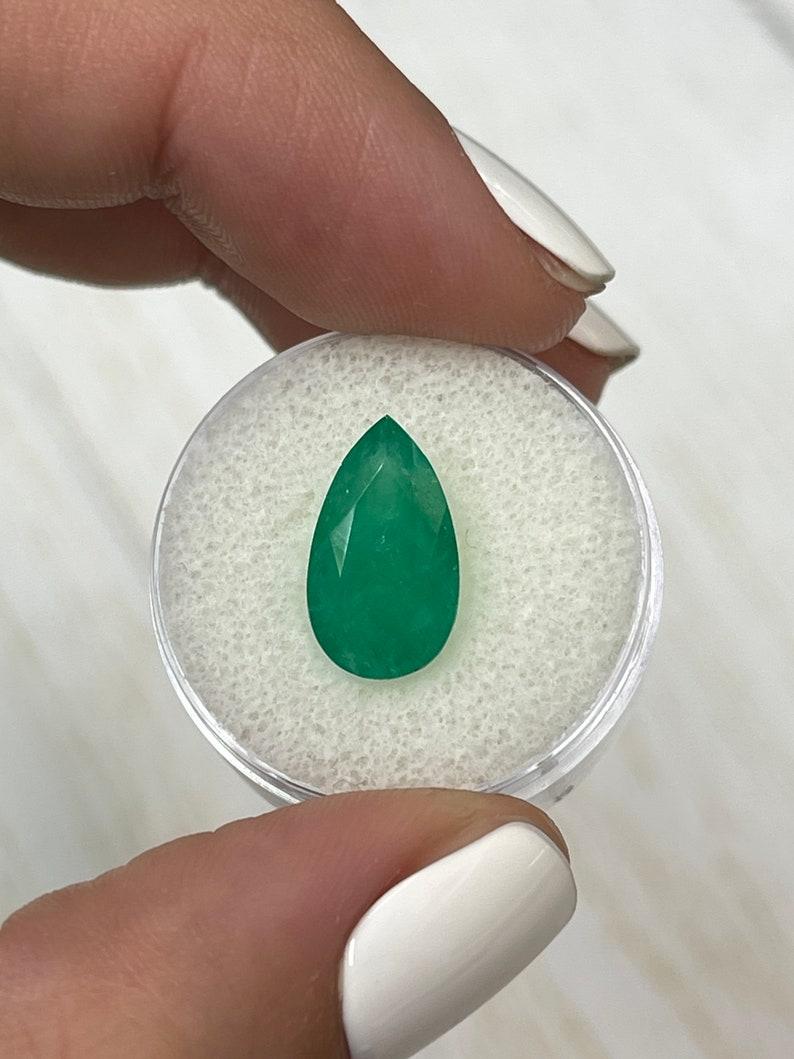 Pierre : Émeraude
Poids : 4,05 carats
Forme : Coupe poire
Clarté : Semi-Transparent
Éclat : Bon
Couleur : Vert foncé moyen
Dimensions : 14,69 mm x 8,70 mm x 5,77 mm
Origine géographique : Colombie
Traitement : Naturel, huilé

Commentaires : En