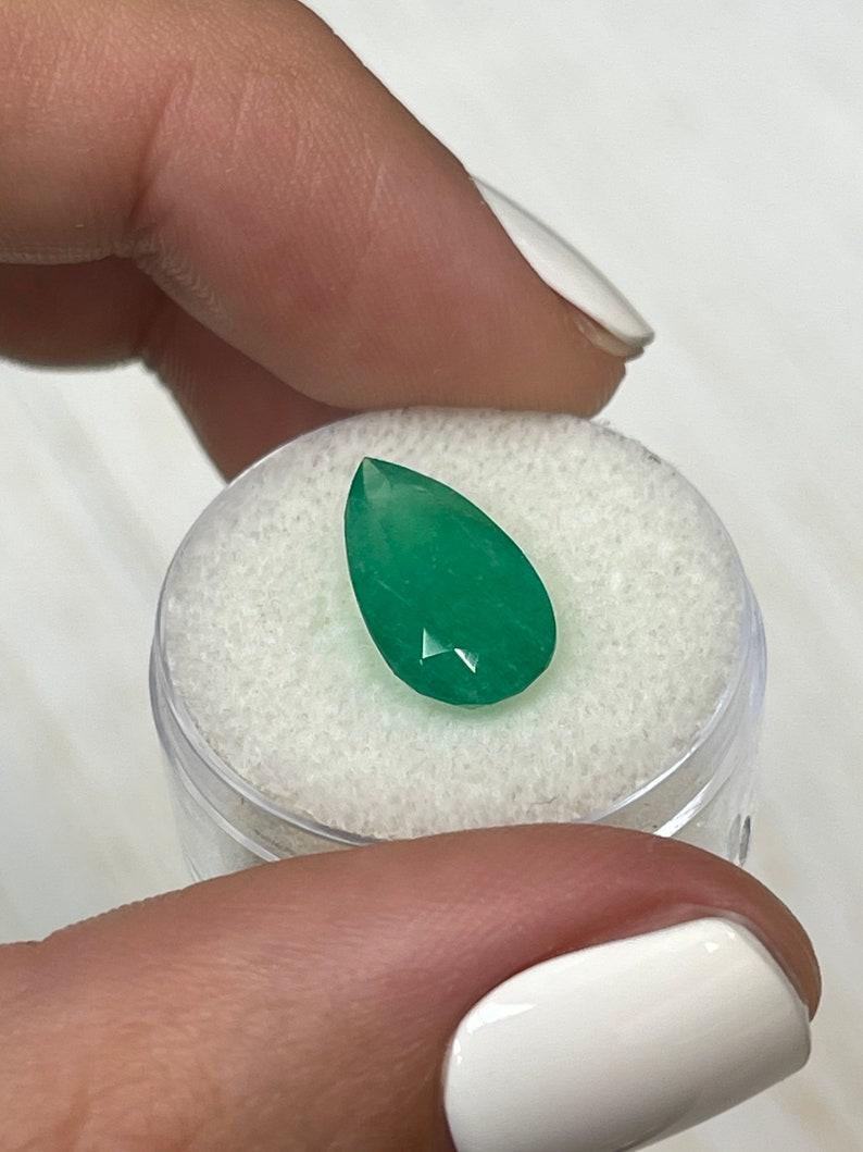 Émeraude colombienne verte forêt de 4,05 carats, taille poire, en forme de larme, libre May Neuf - En vente à Jupiter, FL