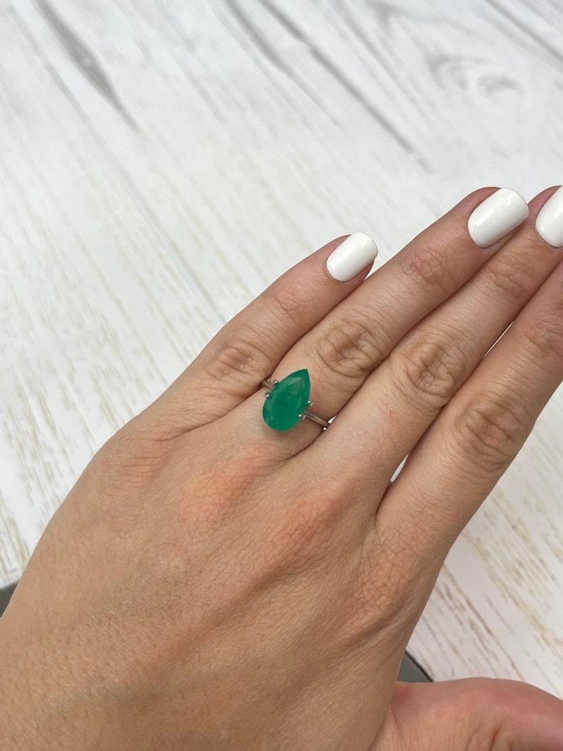 Émeraude colombienne verte forêt de 4,05 carats, taille poire, en forme de larme, libre May en vente 1
