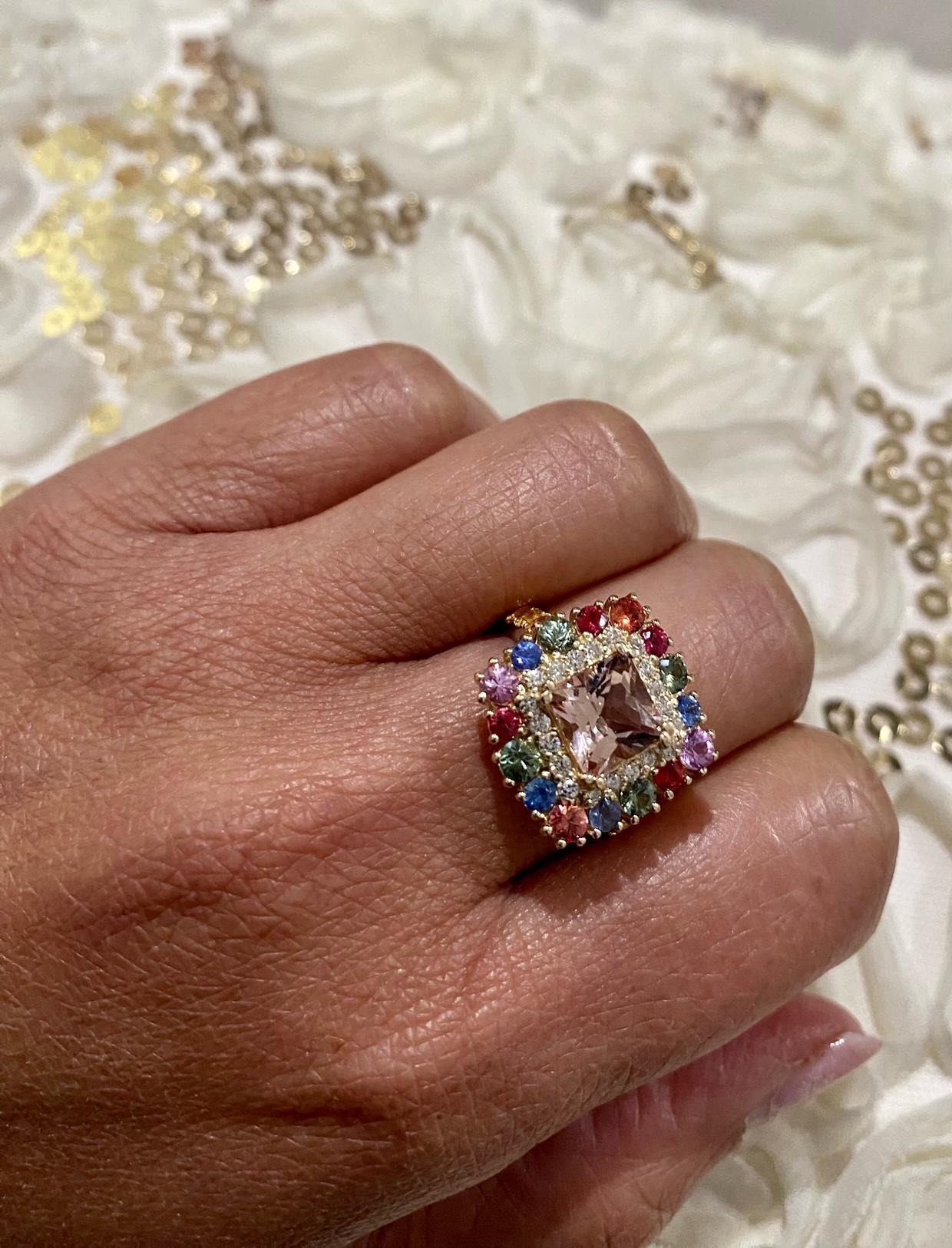 Donna Anello da cocktail in oro giallo con diamante e zaffiro Morganite da 4,05 carati in vendita
