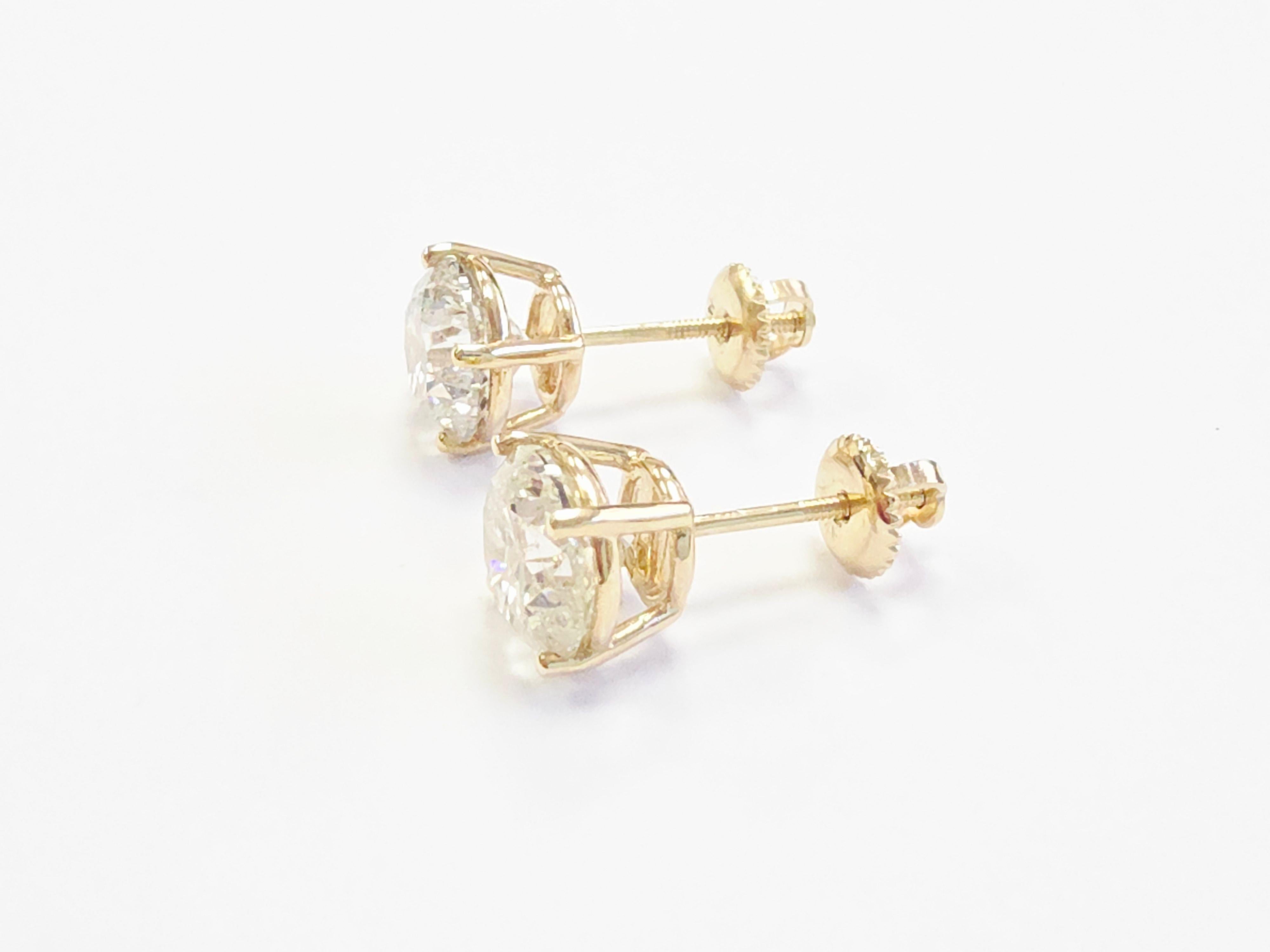 Pendientes intemporales de diamantes naturales - 4,05 quilates en oro amarillo de 14 quilates

Eleva tu colección de joyas con este exquisito par de pendientes de diamantes naturales, con un total de 4,05 quilates de diamantes redondos talla