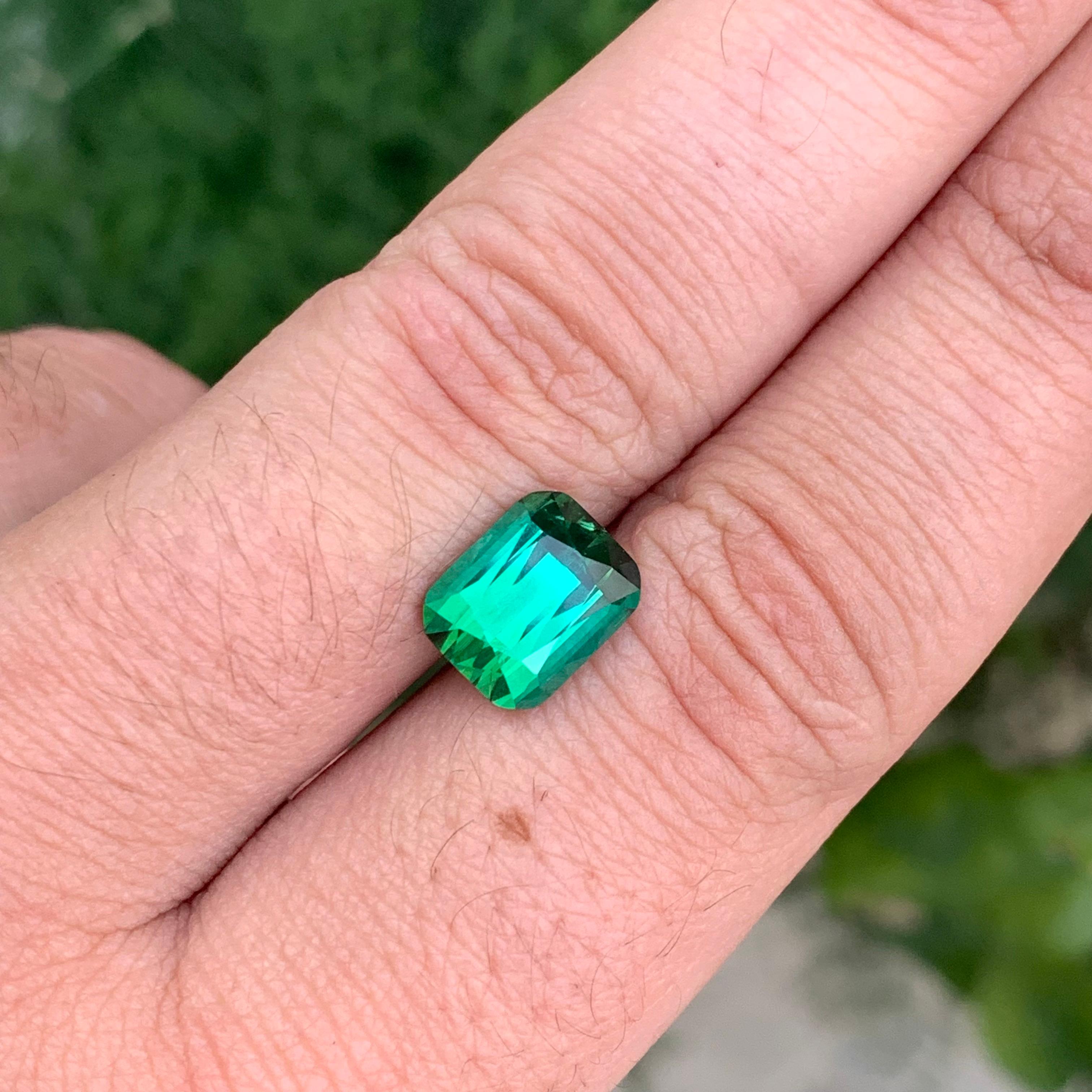 Gema natural suelta de turmalina verde azulada en forma de cojín de 4,05 quilates en Nuevo estado para la venta en Peshawar, PK