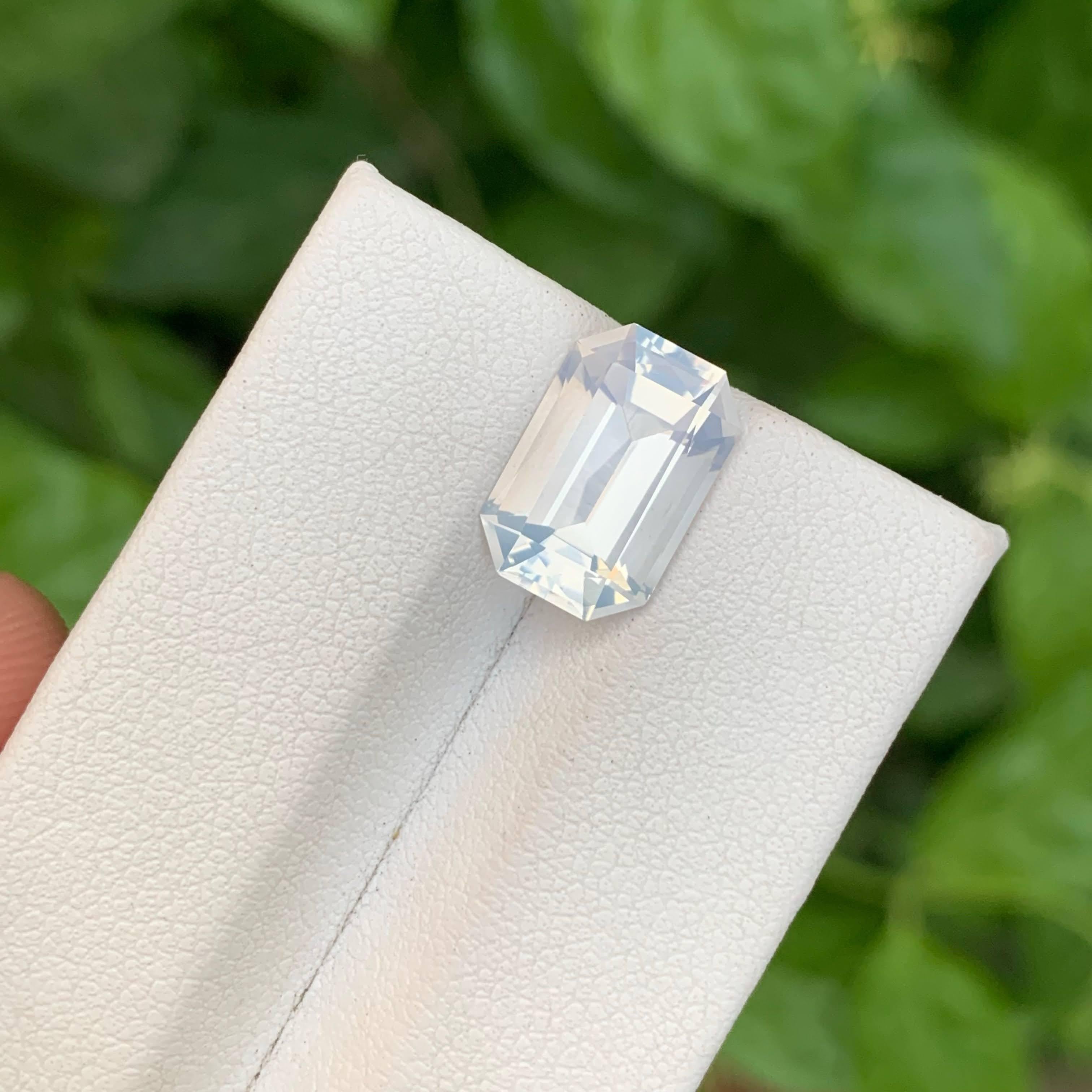Poids 4,05 carats
Dimensions 12x8.3x6.1 mm
Traitement Aucun 
Origine Afrique 
Clarity Eye Clean 
Forme Coupe Émeraude 



Cette pierre de lune naturelle de 4,05 carats est une pierre précieuse africaine captivante, admirée pour son adularescence