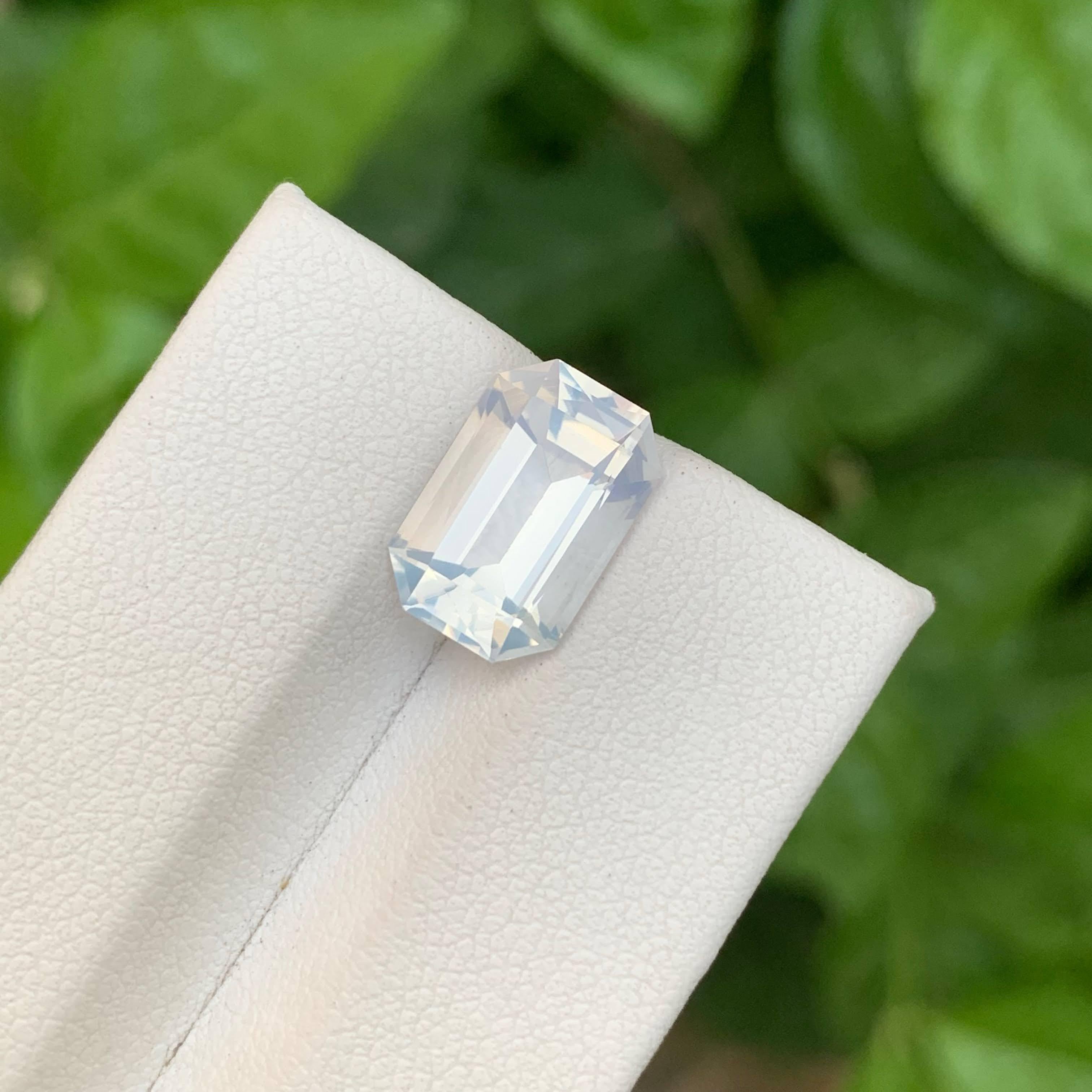 Moderne 4.05 Carat Natural Loose Faceted Moonstone Emerald Cut African Gemstone (pierre de lune à facettes, taille émeraude) en vente