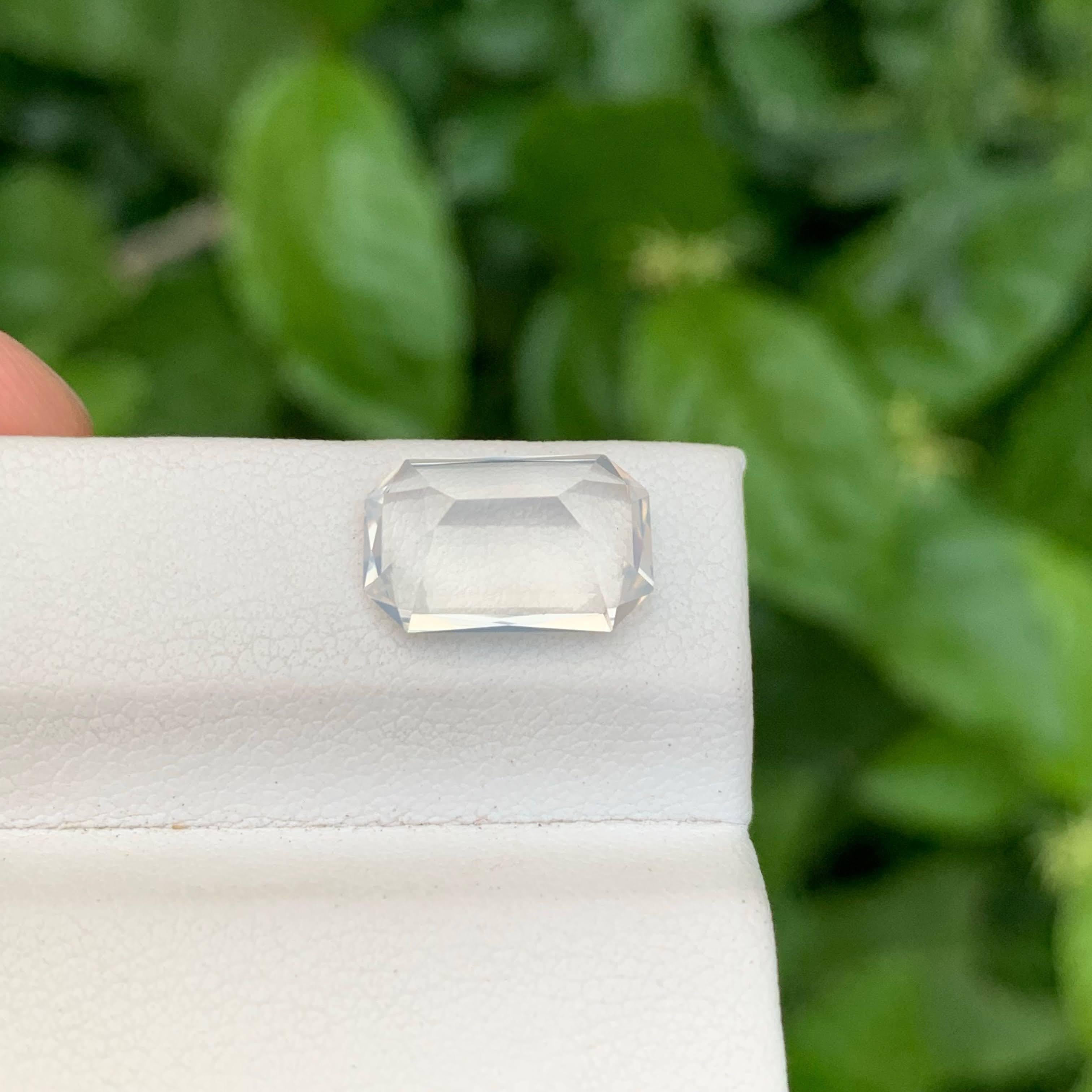 Taille émeraude 4.05 Carat Natural Loose Faceted Moonstone Emerald Cut African Gemstone (pierre de lune à facettes, taille émeraude) en vente