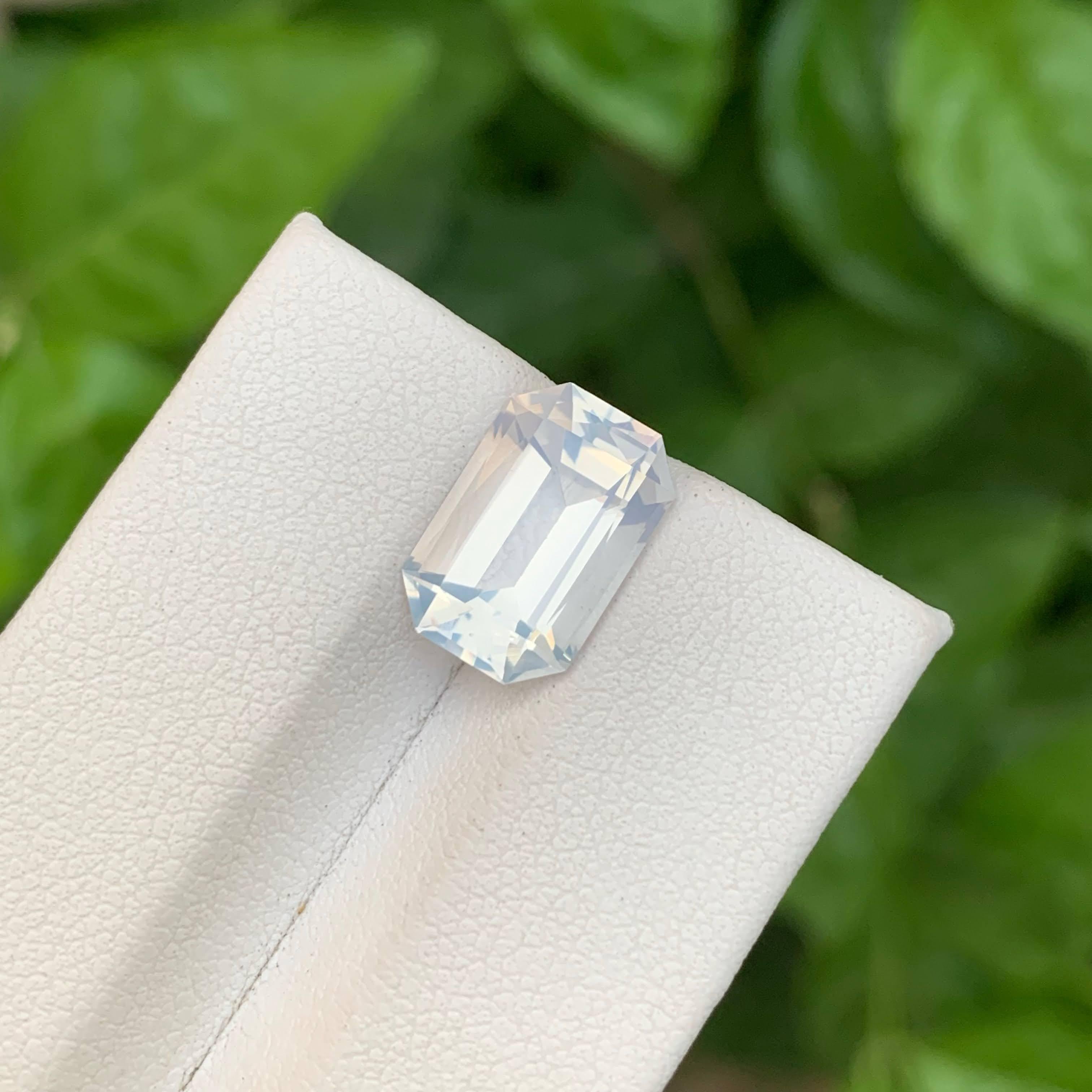 4.05 Carat Natural Loose Faceted Moonstone Emerald Cut African Gemstone (pierre de lune à facettes, taille émeraude) Unisexe en vente