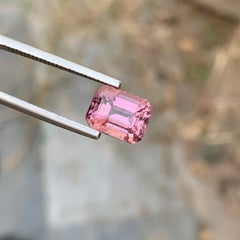 Tourmaline rose naturelle non sertie de 4.05 carats en forme d'émeraude pour la fabrication de bijoux