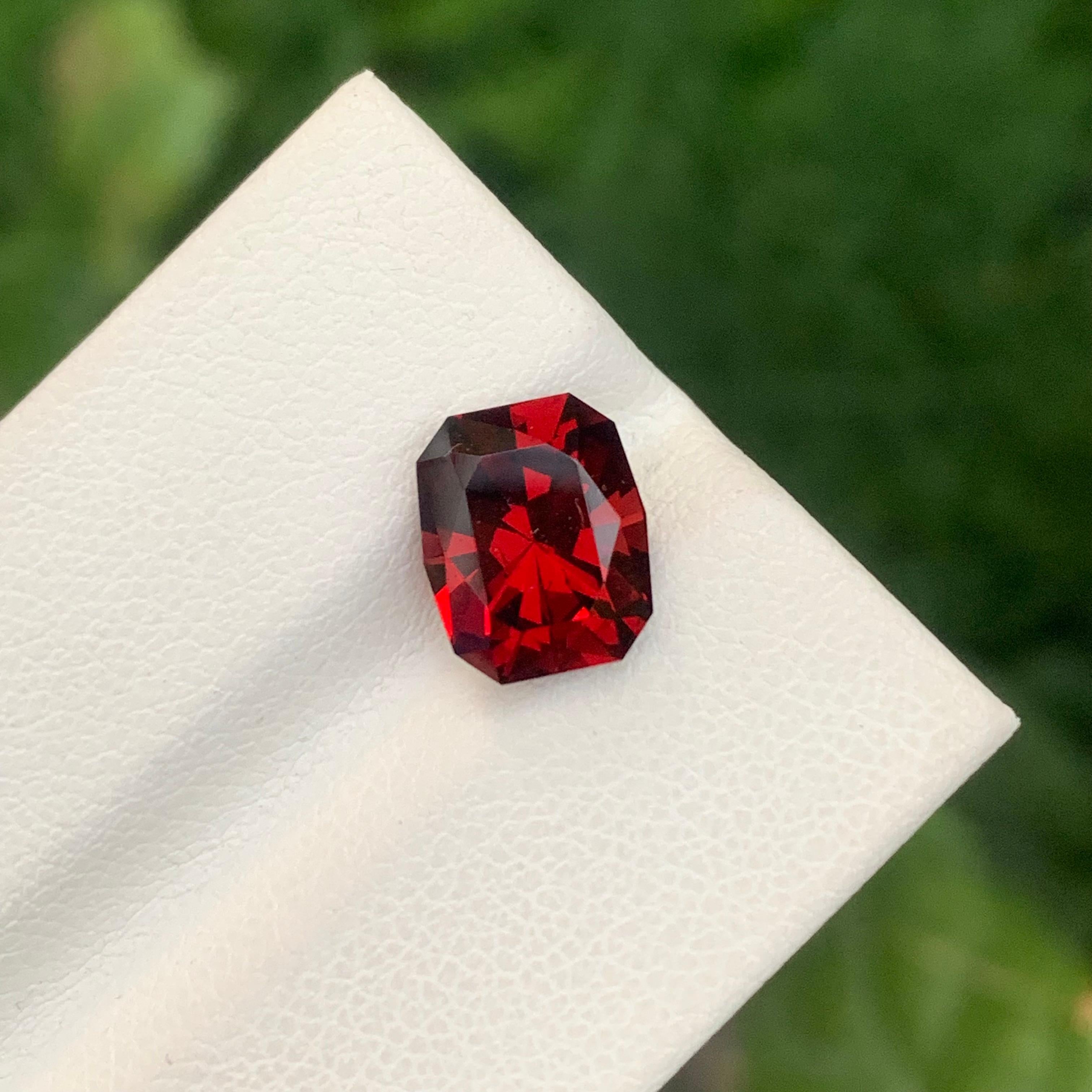Granato di rodolite sfuso

Peso: 4,05 Carati
Dimensioni: 9,8 x 8,2 x 6 mm
Colore: Rosso
Origine: Africa
Trattamento: Non
Forma : Smeraldo 

Il granato rodolite, una gemma celebre per le sue incantevoli sfumature rosso-violacee, occupa un posto
