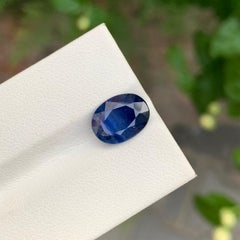 Saphir bleu non serti de 4,05 carats de forme ovale, mine du Srilankan