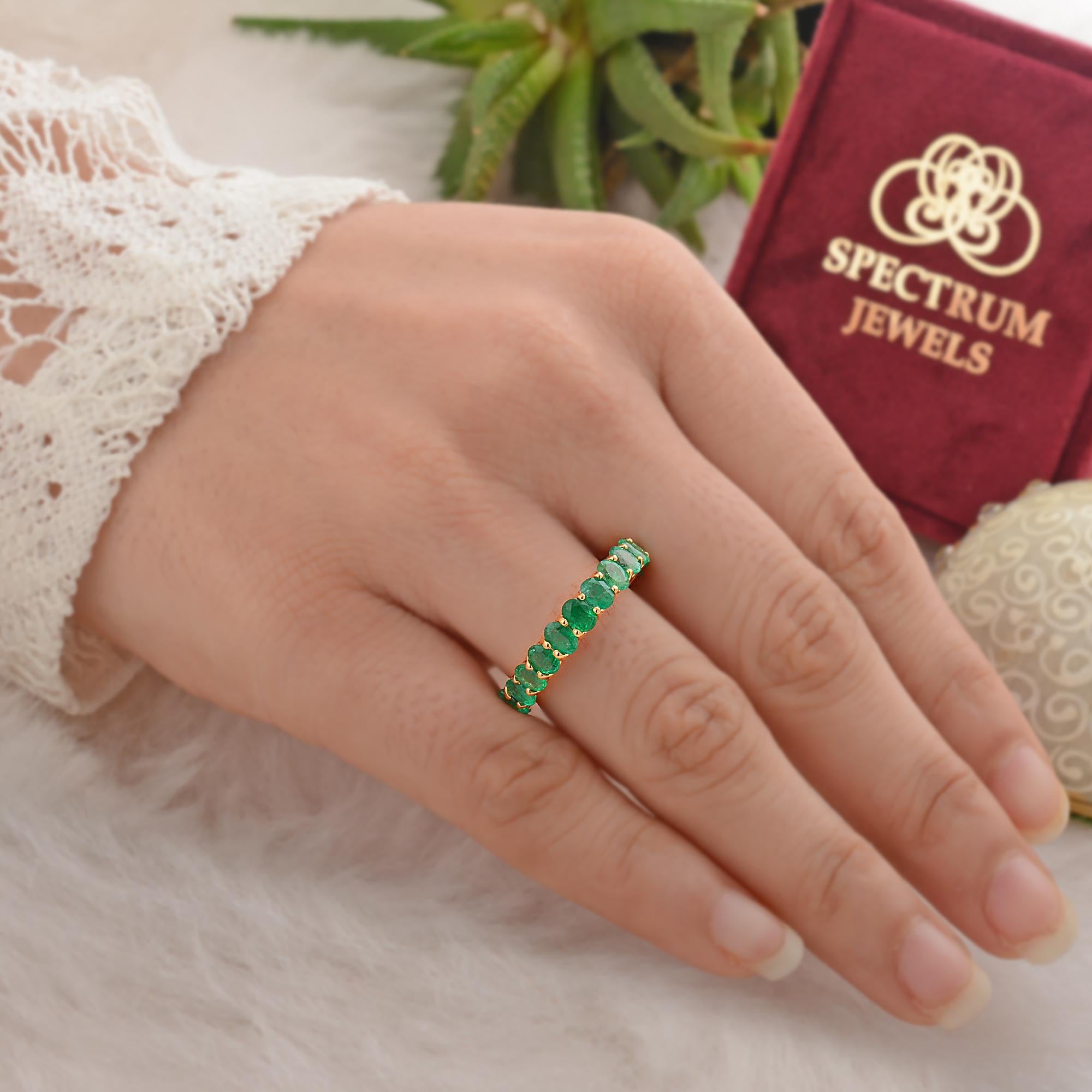 Anillo de oro amarillo de 14 quilates con esmeralda ovalada de 4,05 quilates Moderno en venta