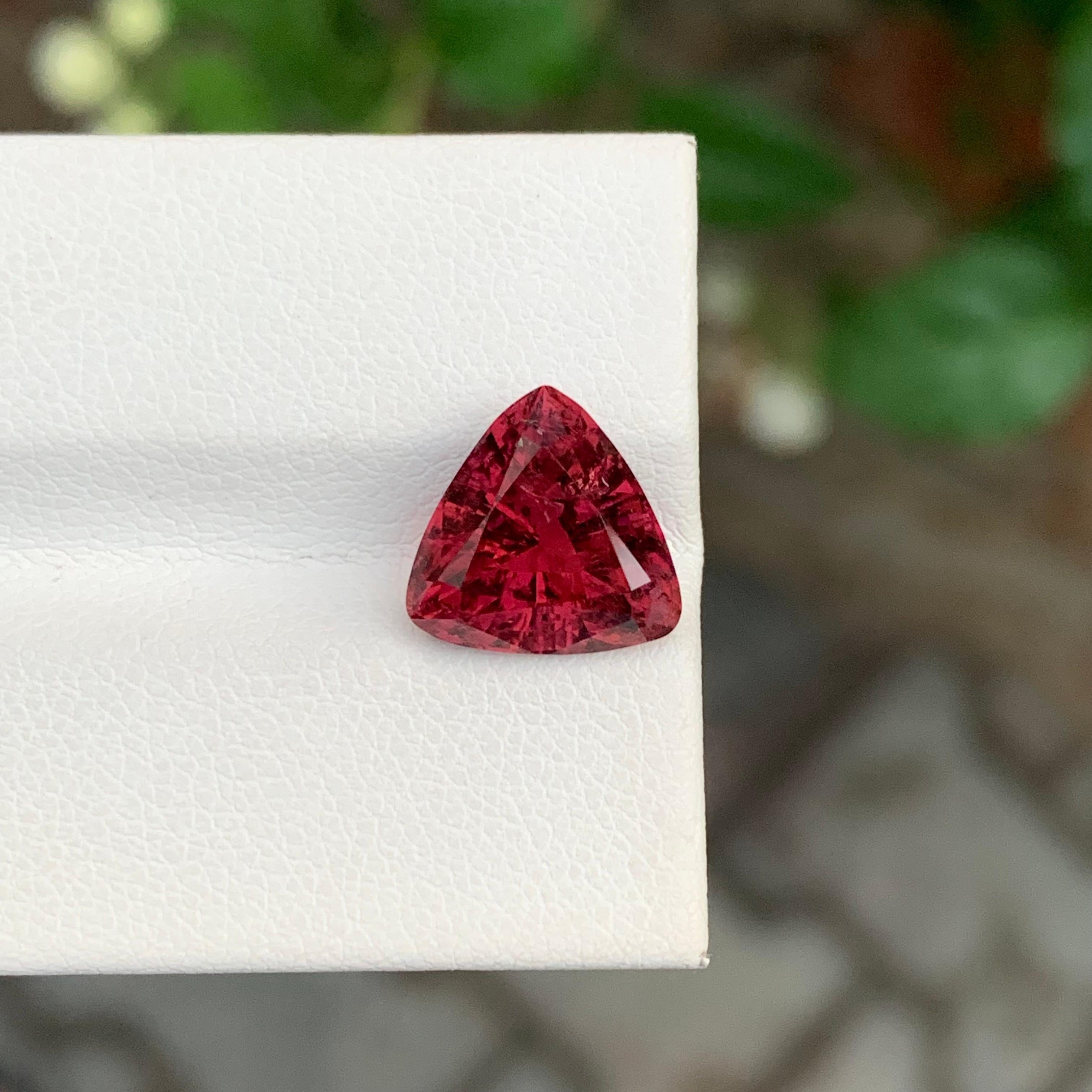 Arts and Crafts 4,05 carati di splendida tormalina rubellite sfusa con taglio Trillion in vendita