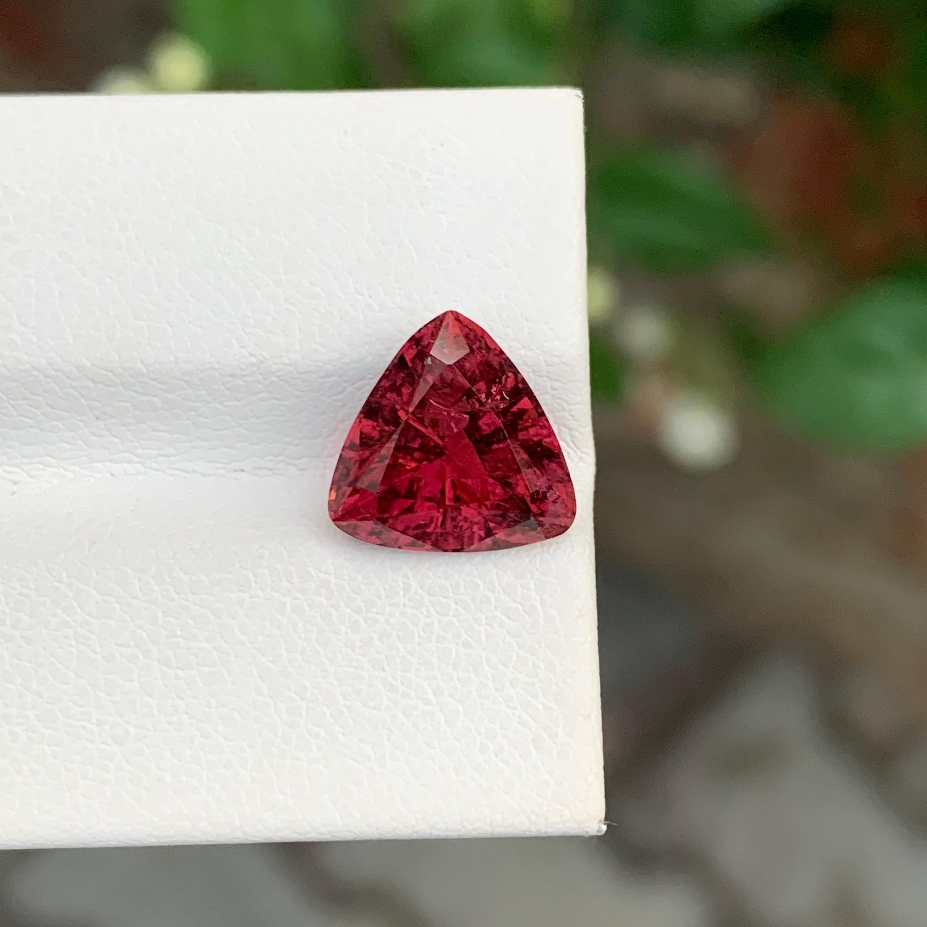 Taglio trillion 4,05 carati di splendida tormalina rubellite sfusa con taglio Trillion in vendita