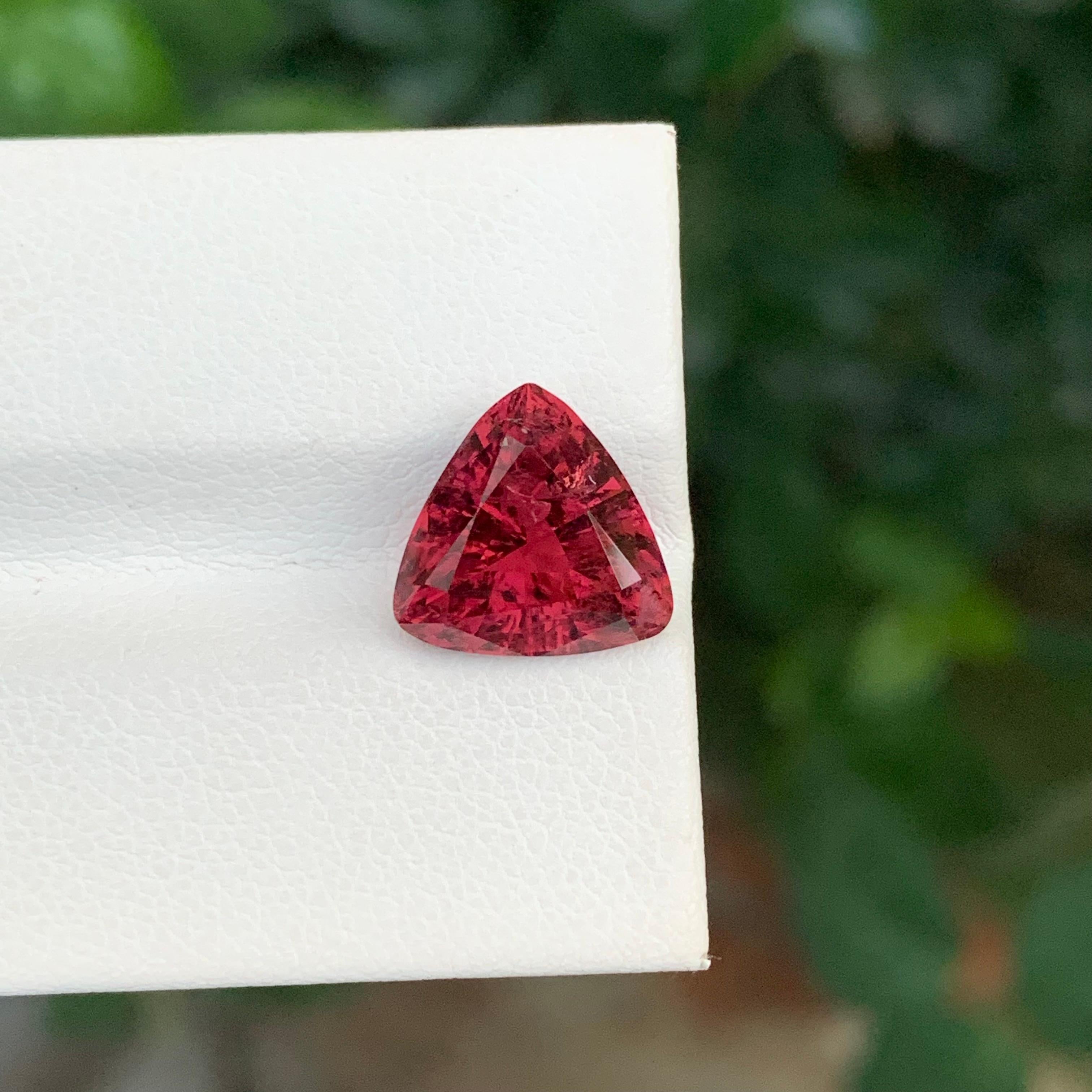 da uomo o donna 4,05 carati di splendida tormalina rubellite sfusa con taglio Trillion in vendita