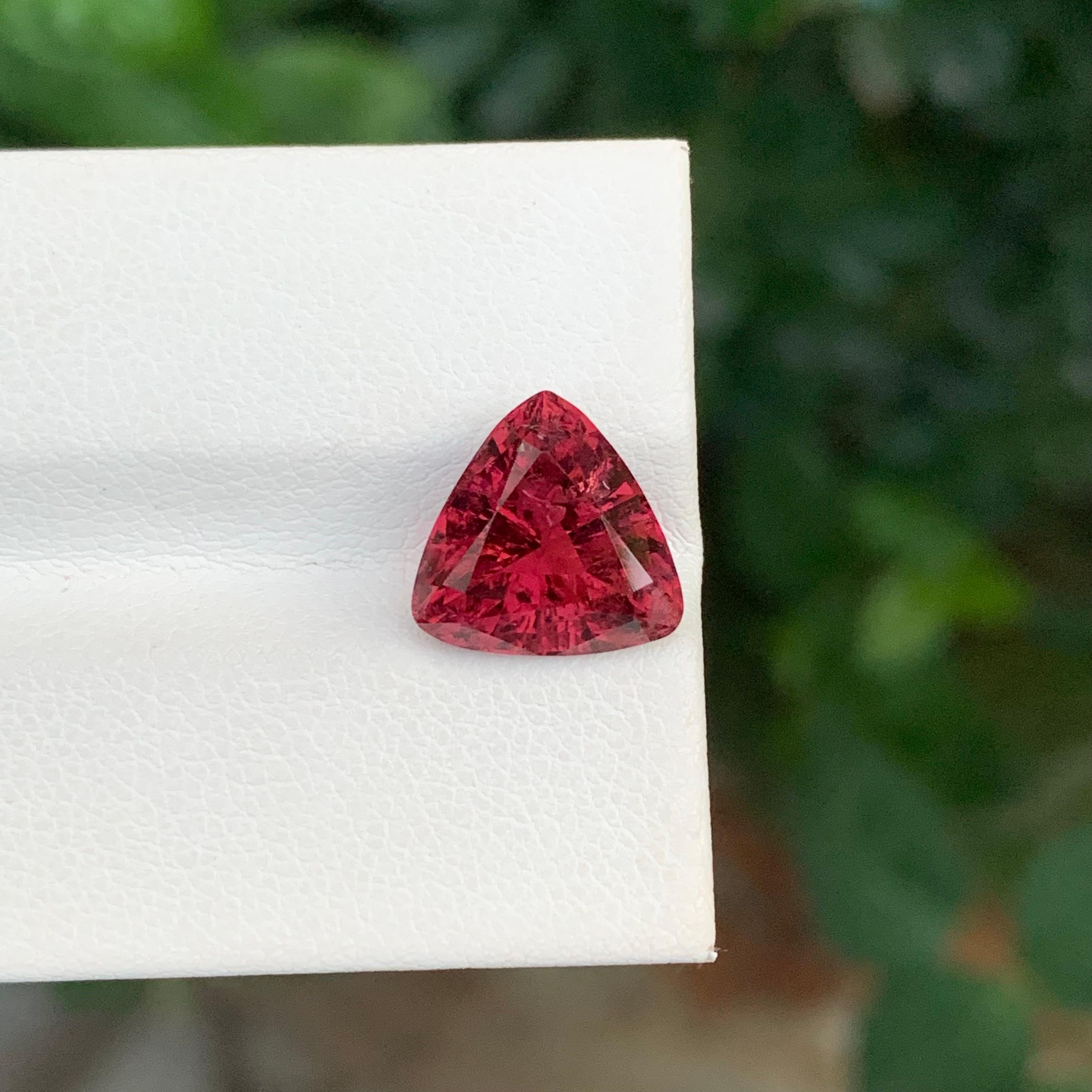 4,05 carati di splendida tormalina rubellite sfusa con taglio Trillion in vendita 1