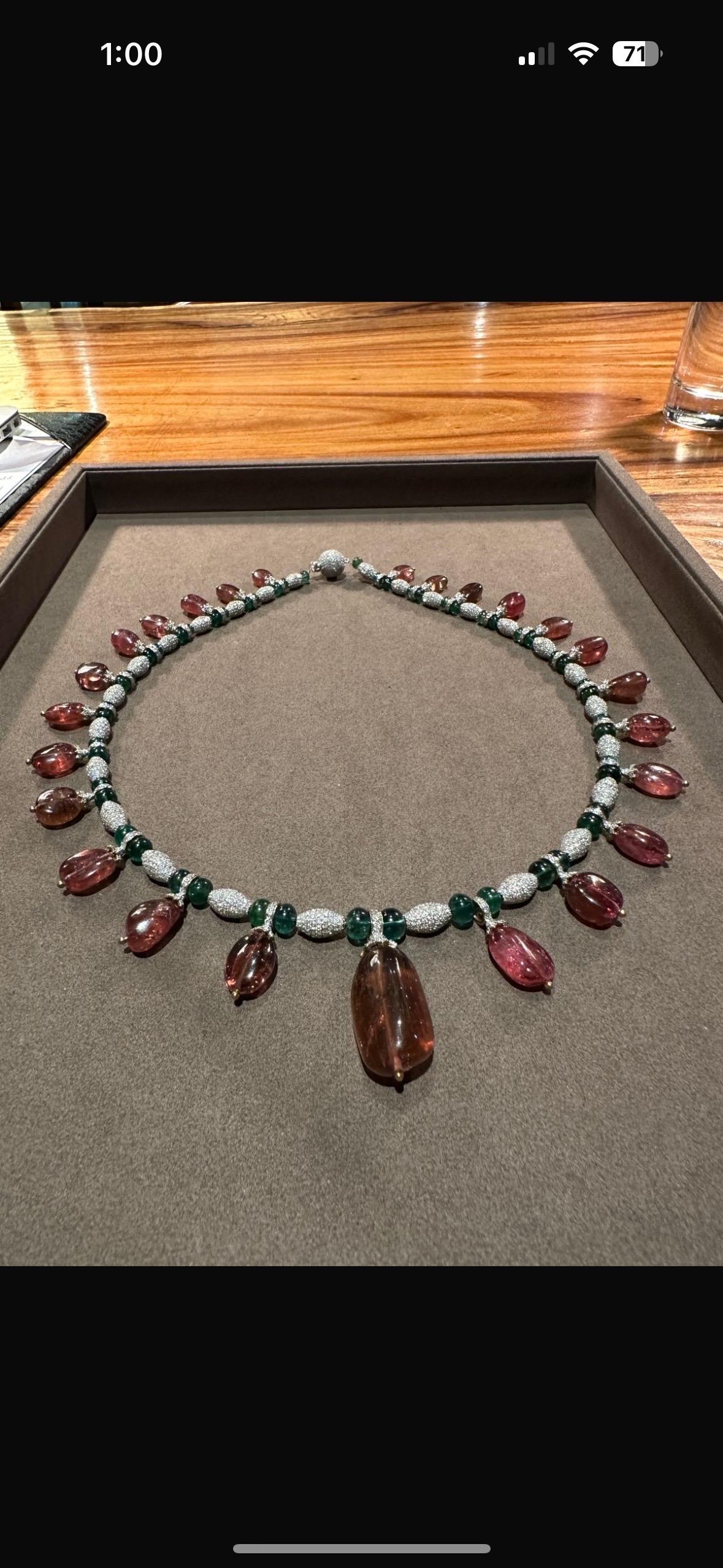 Collier tourmaline émeraude en or 14k, collier émeraude diamant en or, bijoux en émeraude, collier tourmaline rose - Une pièce de collection !
Poids brut 121.89 Gms
Or 14kt 42.48 Gms
Émeraude 69,59 carats
Diamant 29,27 cts
Tourmaline 305.10 cts
Ce