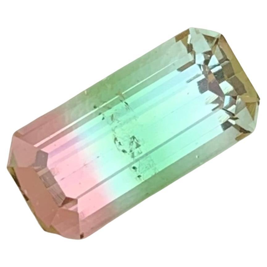 Tourmaline naturelle tricolore en forme d'émeraude de 4,05 carats pour la fabrication de bijoux