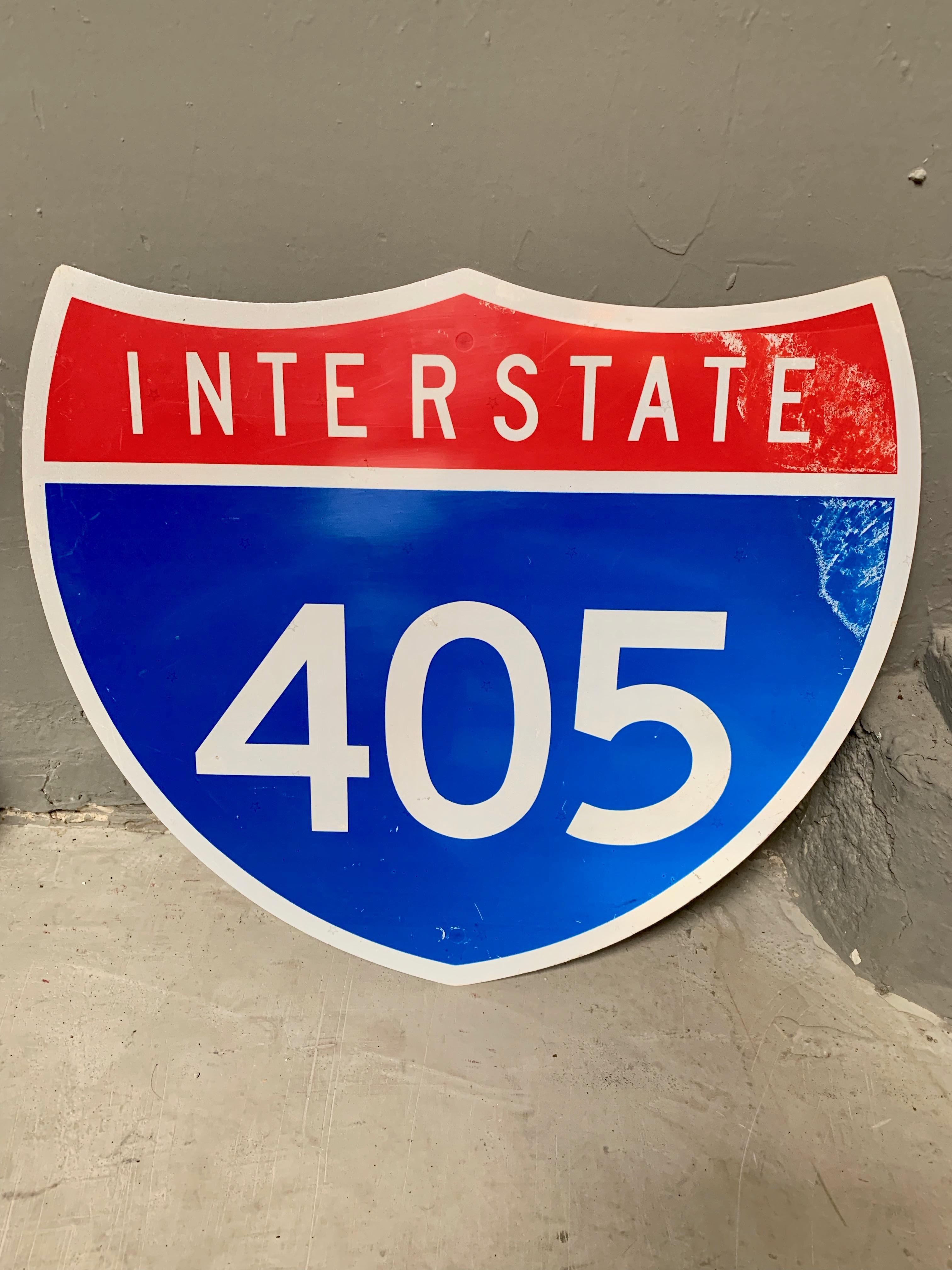 Panneau d'autoroute de l'Interstate 405. Un bel exemple de signalisation de la Californie. Bon état vintage. De petites étoiles sont imprimées sur le panneau métallique.
