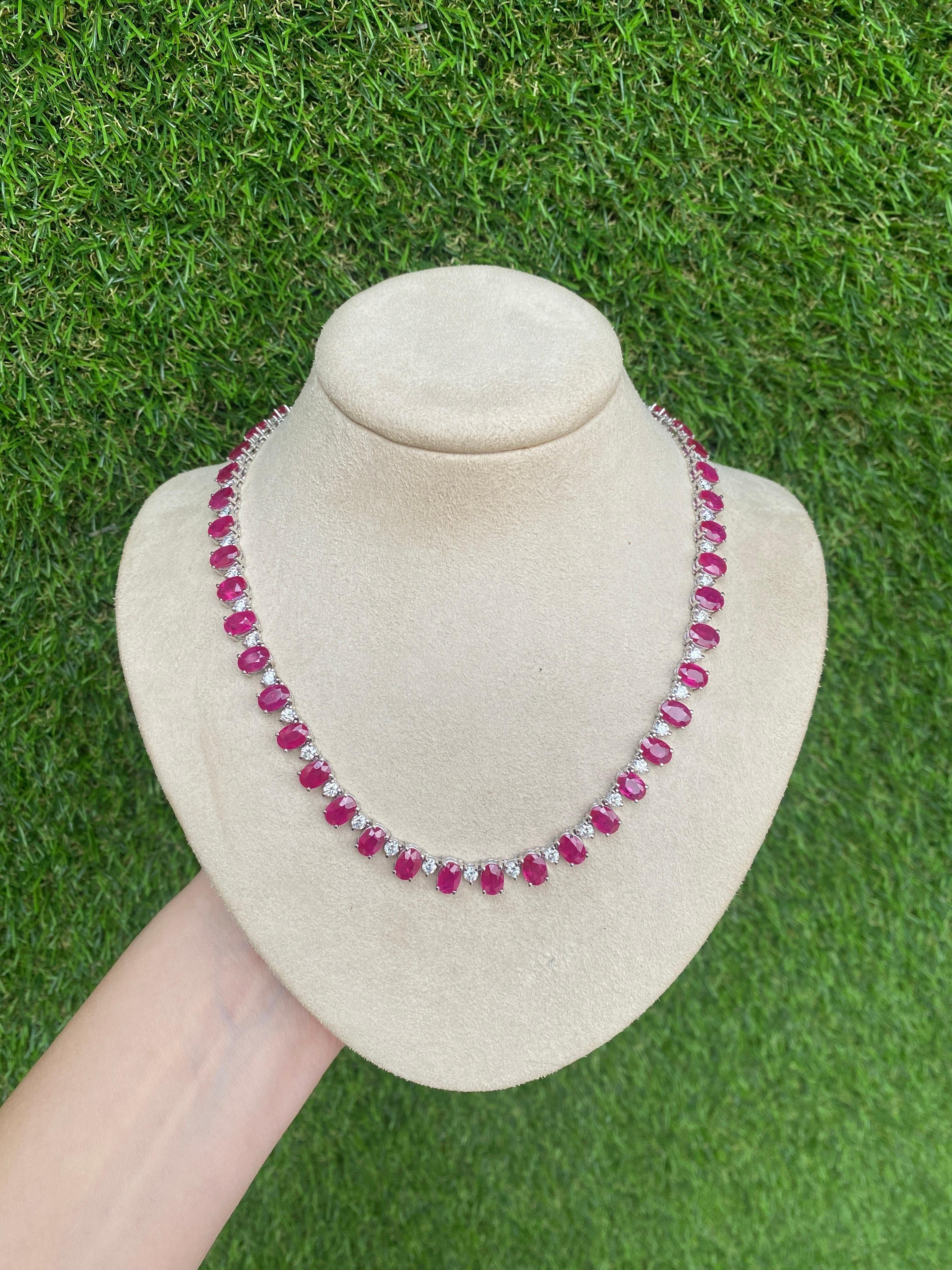 Taille ovale Collier Cocktail 40.50ctw Natural Oval Cut Ruby & 5.20ctw Round Diamond Cocktail Necklace en vente