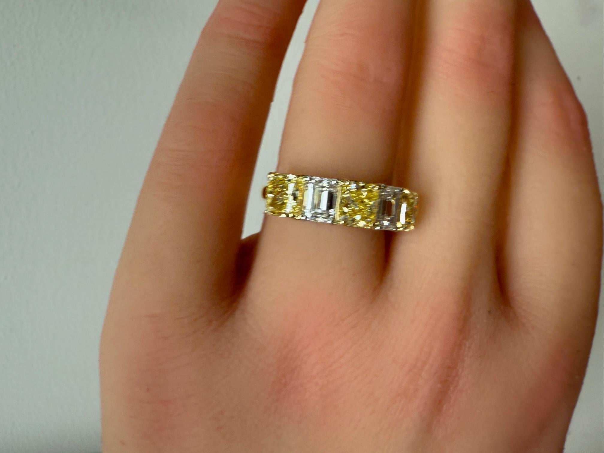 4,05ct. Cushion Fancy Gelb & Smaragdschliff Diamantring in 18KY Gold & Platin im Angebot 6