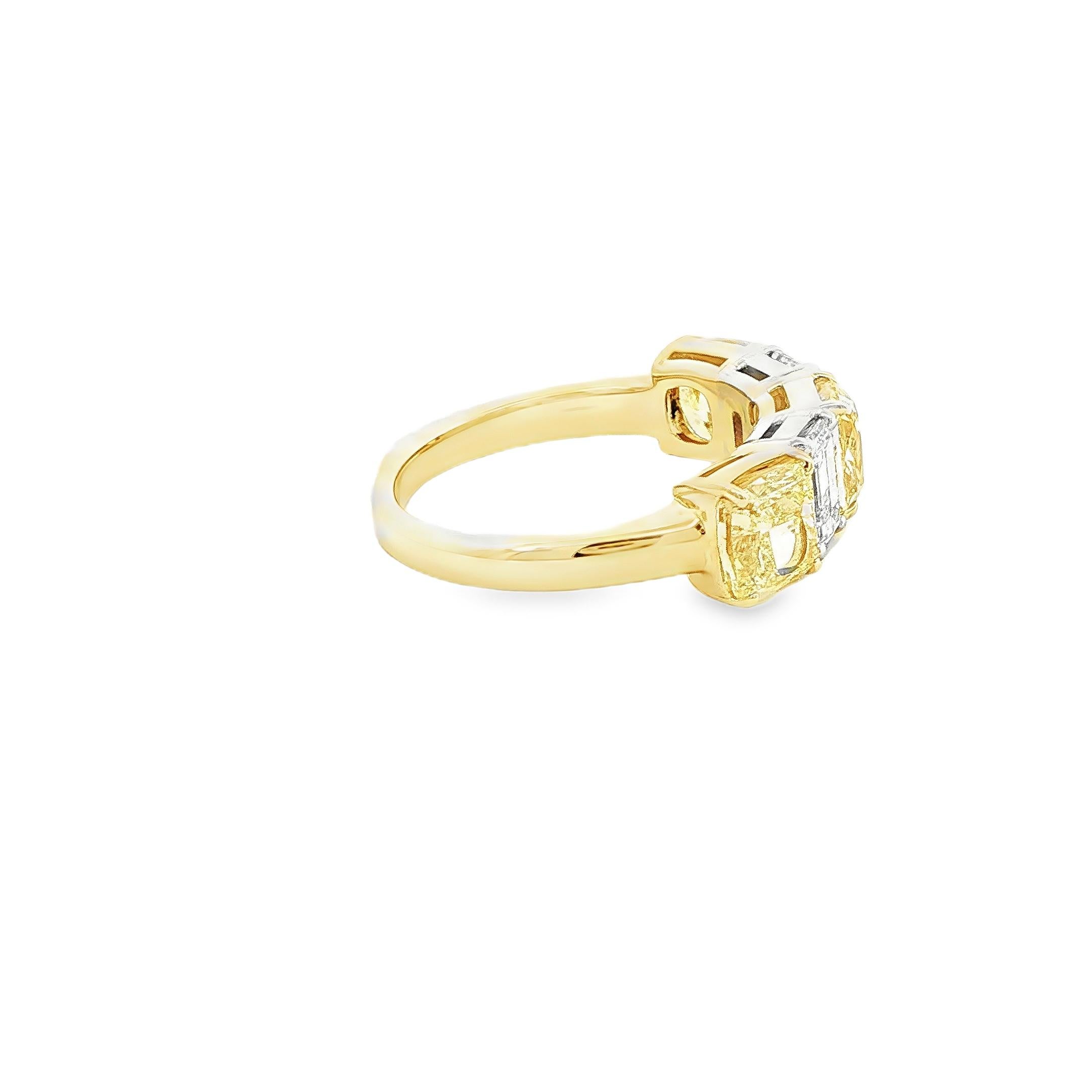 Exquisite multistone 18K Gelbgold und Platin Ring mit drei lebendigen fancy gelben Kissen geschnitten Diamanten wiegen 3,05ct. und zwei Smaragd geschnitten Diamanten mit GIA zertifiziert wiegen 1,00ct. in D Farbe und VVS1 Klarheit. 
