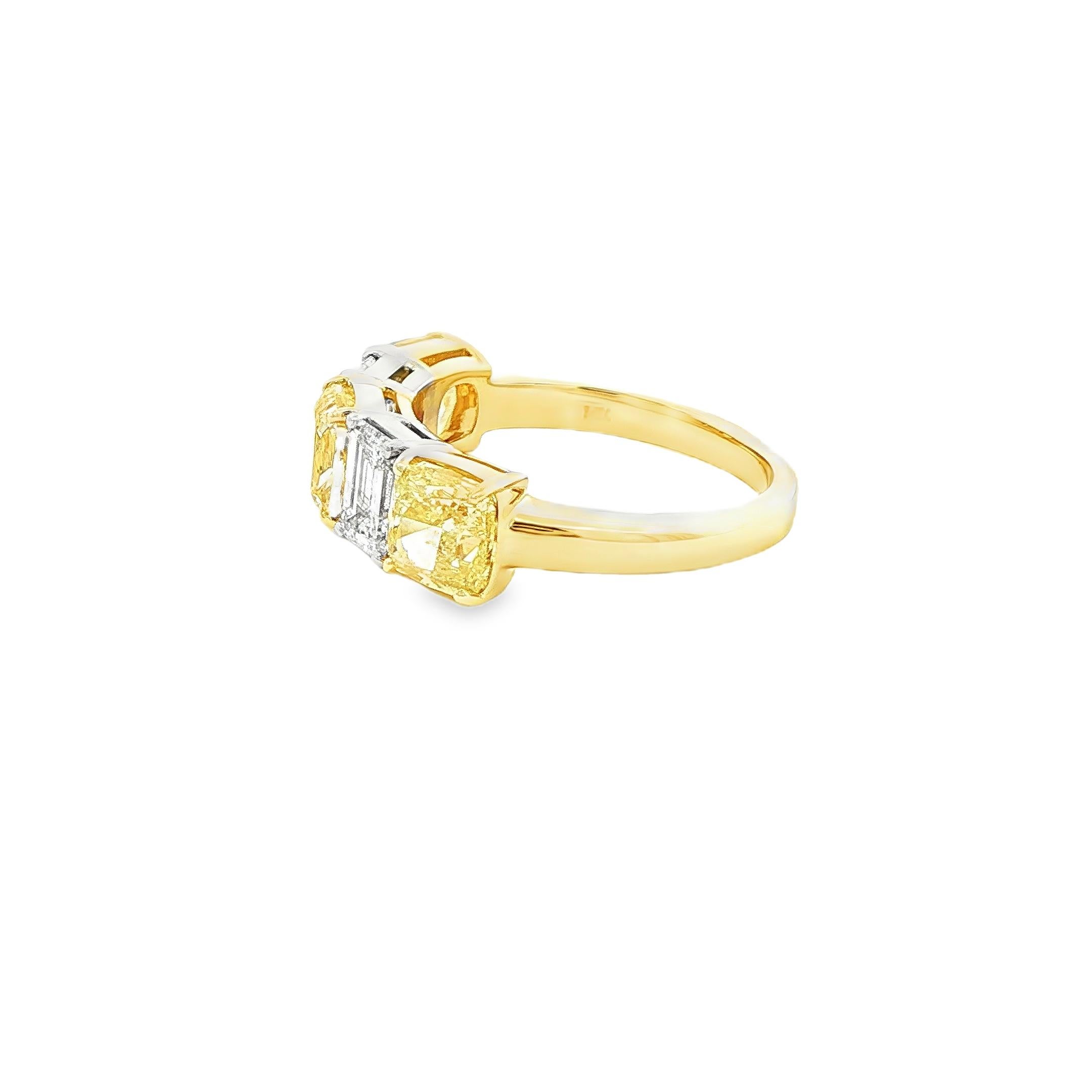 4,05ct. Cushion Fancy Gelb & Smaragdschliff Diamantring in 18KY Gold & Platin Damen im Angebot