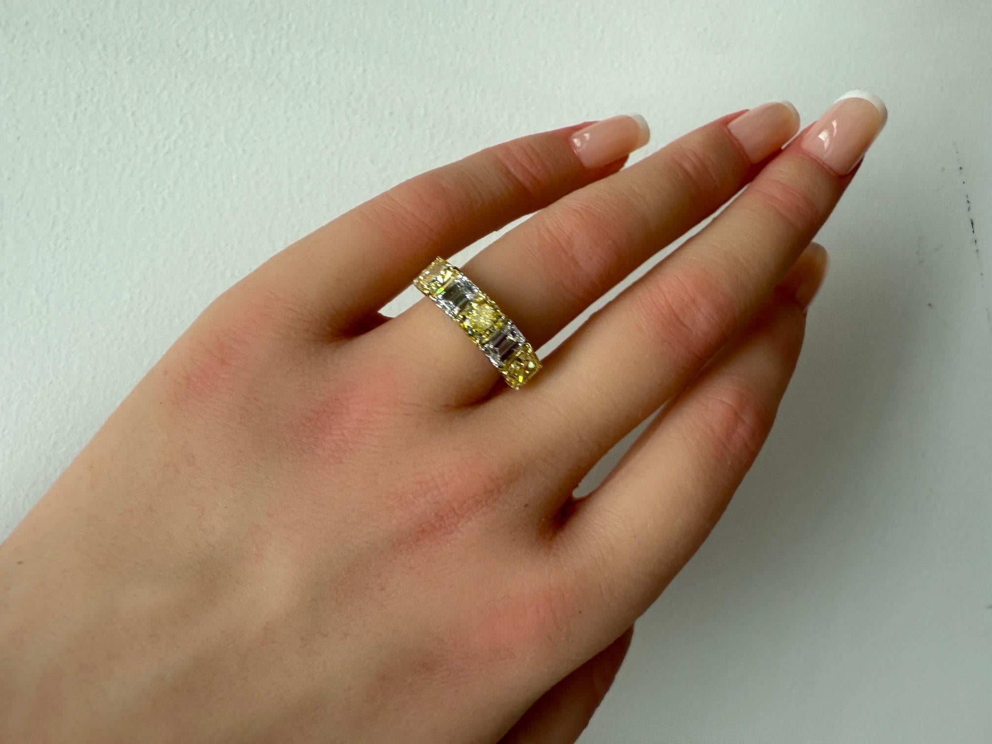 4,05ct. Cushion Fancy Gelb & Smaragdschliff Diamantring in 18KY Gold & Platin im Angebot 2