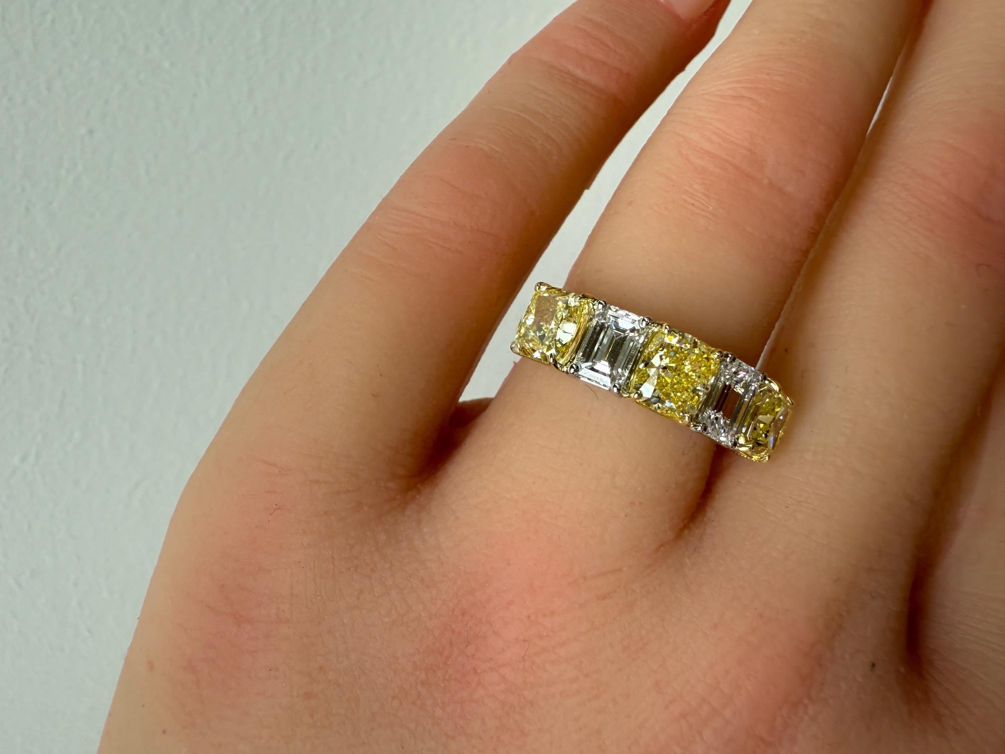 4,05ct. Cushion Fancy Gelb & Smaragdschliff Diamantring in 18KY Gold & Platin im Angebot 3