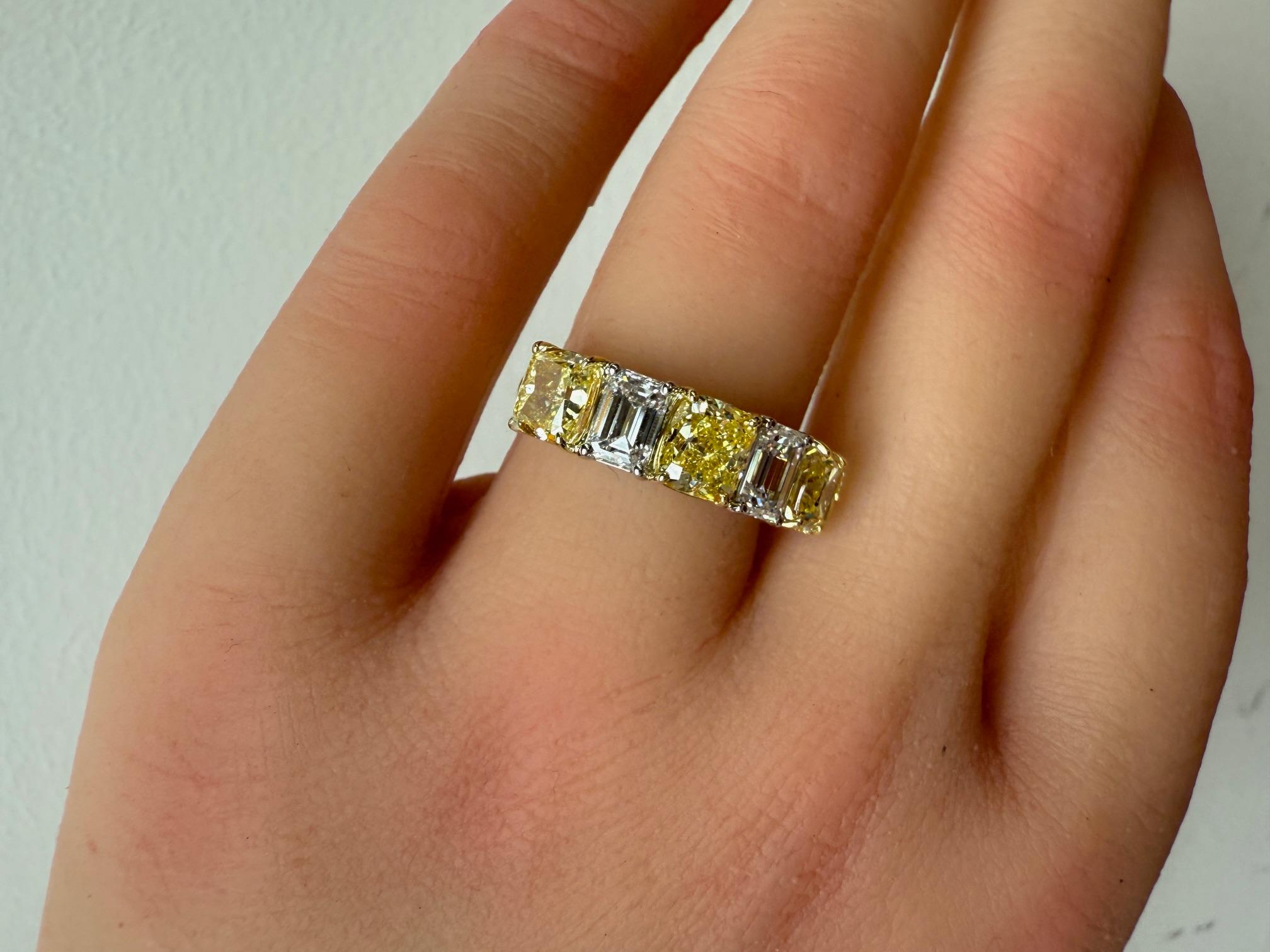 4,05ct. Cushion Fancy Gelb & Smaragdschliff Diamantring in 18KY Gold & Platin im Angebot 5
