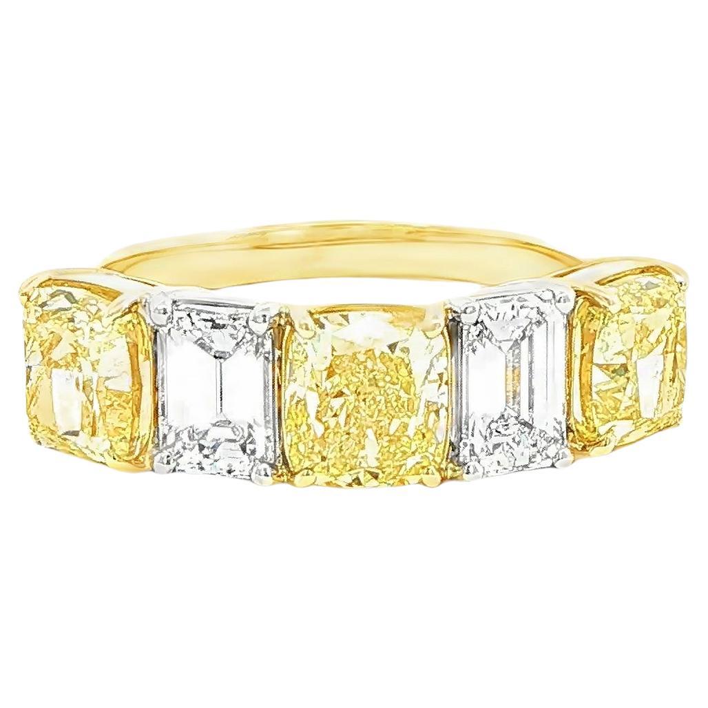 4,05ct. Cushion Fancy Gelb
Smaragdschliff Diamantring in 18KY Gold
Platin