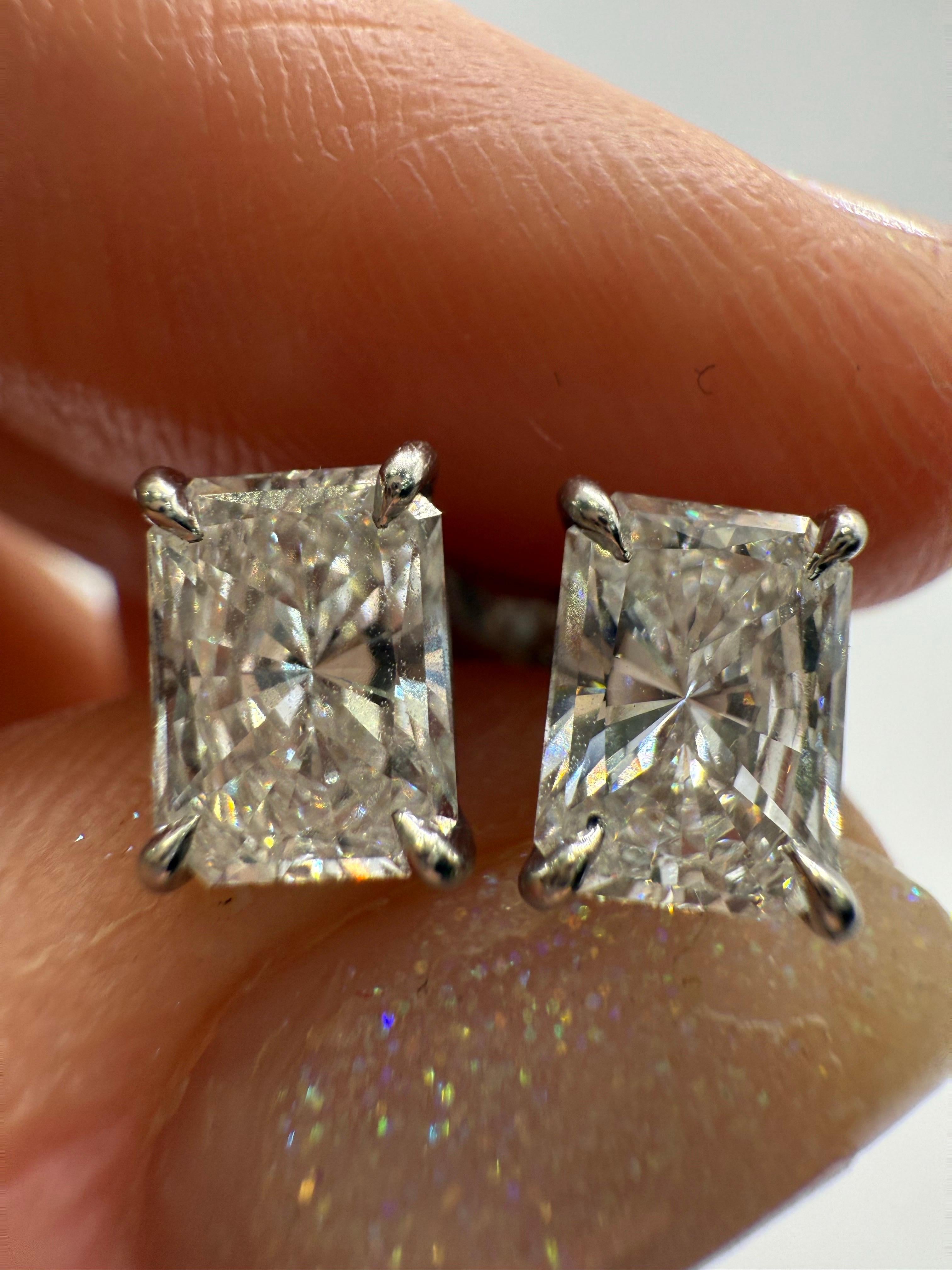 Splendide borchie di diamanti in platino con 2,02 carati e 2,03 carati VS2/SI1 H. Il peso in grammi è di 3,2.

**Tutti gli oggetti lasciano la nostra sede con un certificato a nome dell'acquirente, politica aziendale! Questo garantisce la sicurezza
