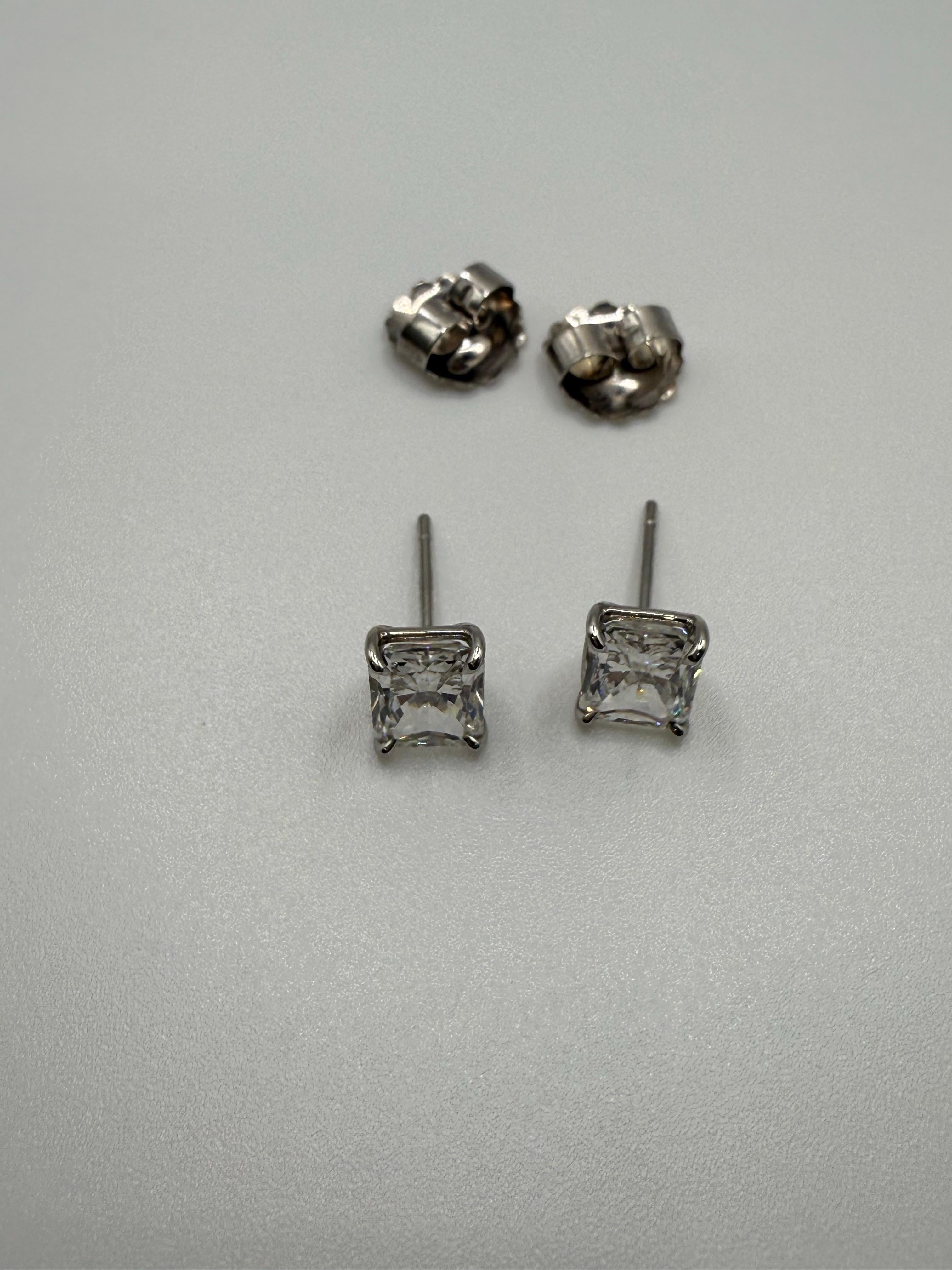 Taglio smeraldo Borchie con diamante certificato GIA da 4,05 carati in PLATINO in vendita