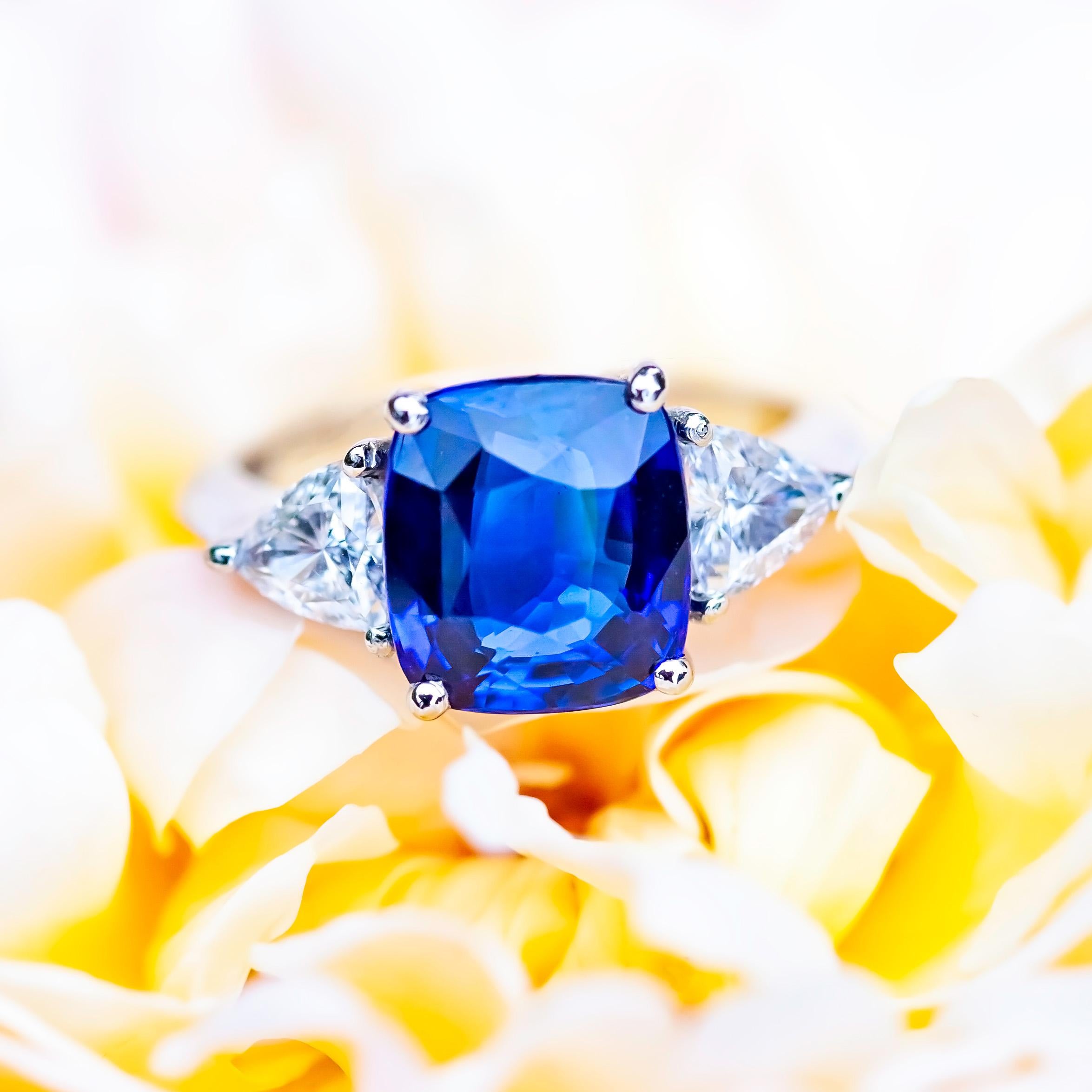 4.05ct Royal Blue Sapphire & 1.34ct G VS2 Diamond Platinum Trilogy Ring 6.9g For Sale