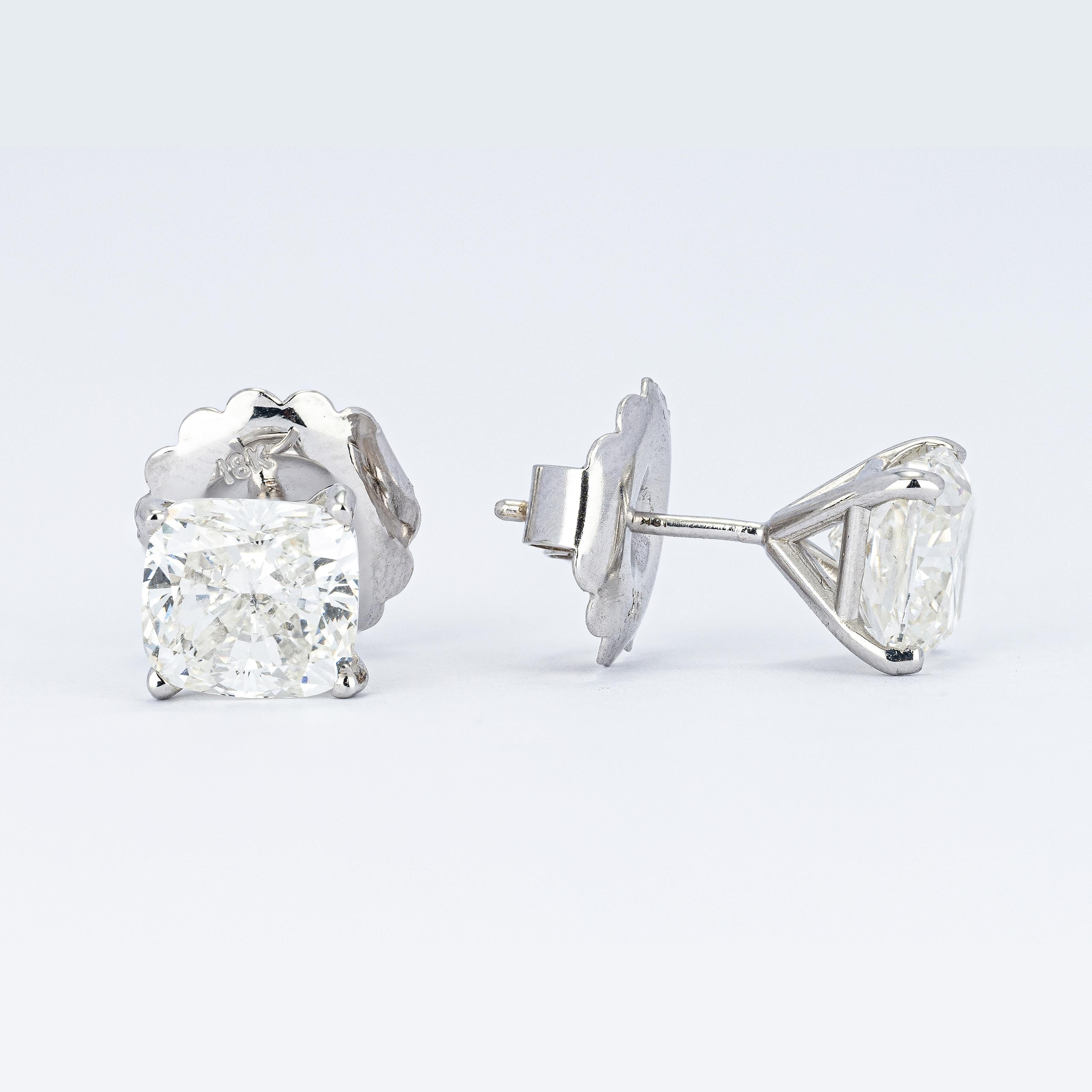Ces clous d'oreilles carrés en diamant présentent un total de 4,05 carats de diamants éblouissants. Les deux boucles d'oreilles sont ornées d'un diamant carré magnifiquement taillé qui émet du style et de l'éclat. Parfait pour ajouter une touche de