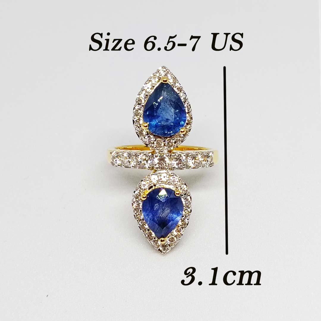 Blauer Saphir Madagaskar (Beryllium) Birne 8x6 mm 4,02cts.
Weißer Zirkon rund 1,5 mm. 34Stück.
Weißer Zirkon rund 2,5 mm. 7 Stk.
Ring Größe 6,5-7 us.

Sterling Silber auf 18K vergoldet