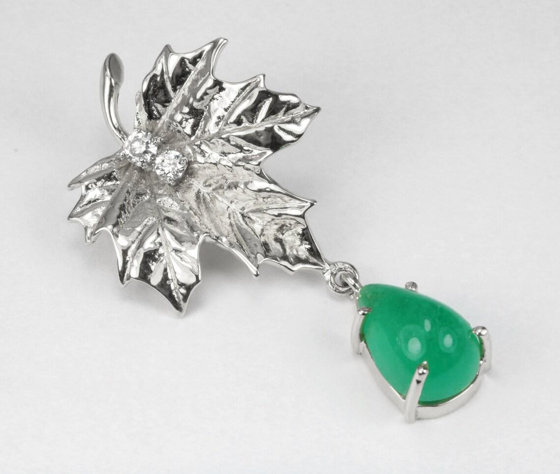 Emerald Cut 4.05tcw Colombian Emerald Vintage Maple Leaf Pendant Emerald Diamond Anniversary For Sale