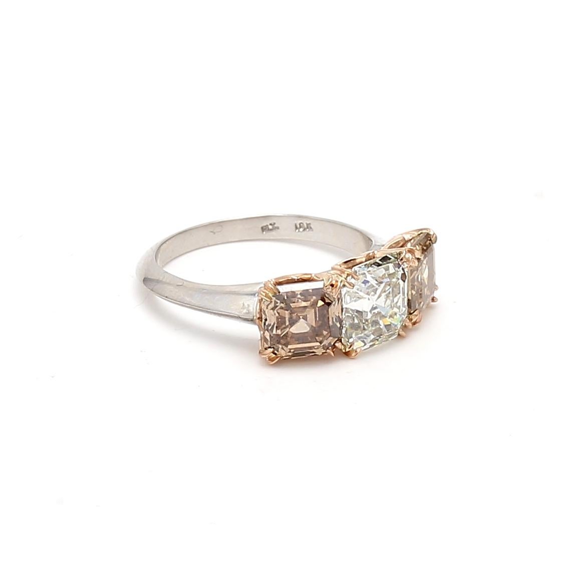 Taille Asscher Bague à trois pierres en or 18 carats avec diamants fantaisie taille Asscher de 4,06 carats Y-O-B en vente