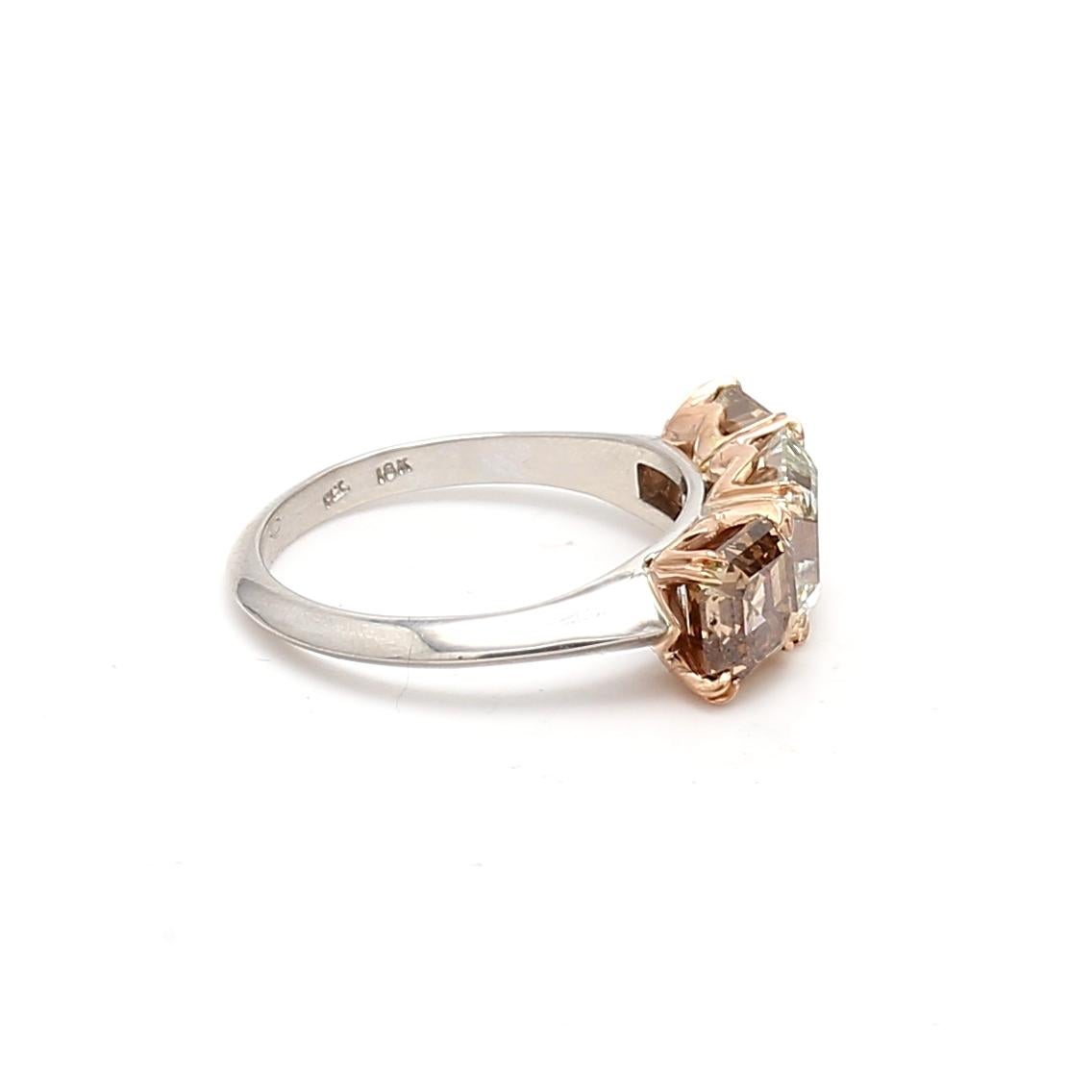 Bague à trois pierres en or 18 carats avec diamants fantaisie taille Asscher de 4,06 carats Y-O-B Neuf - En vente à New York, NY