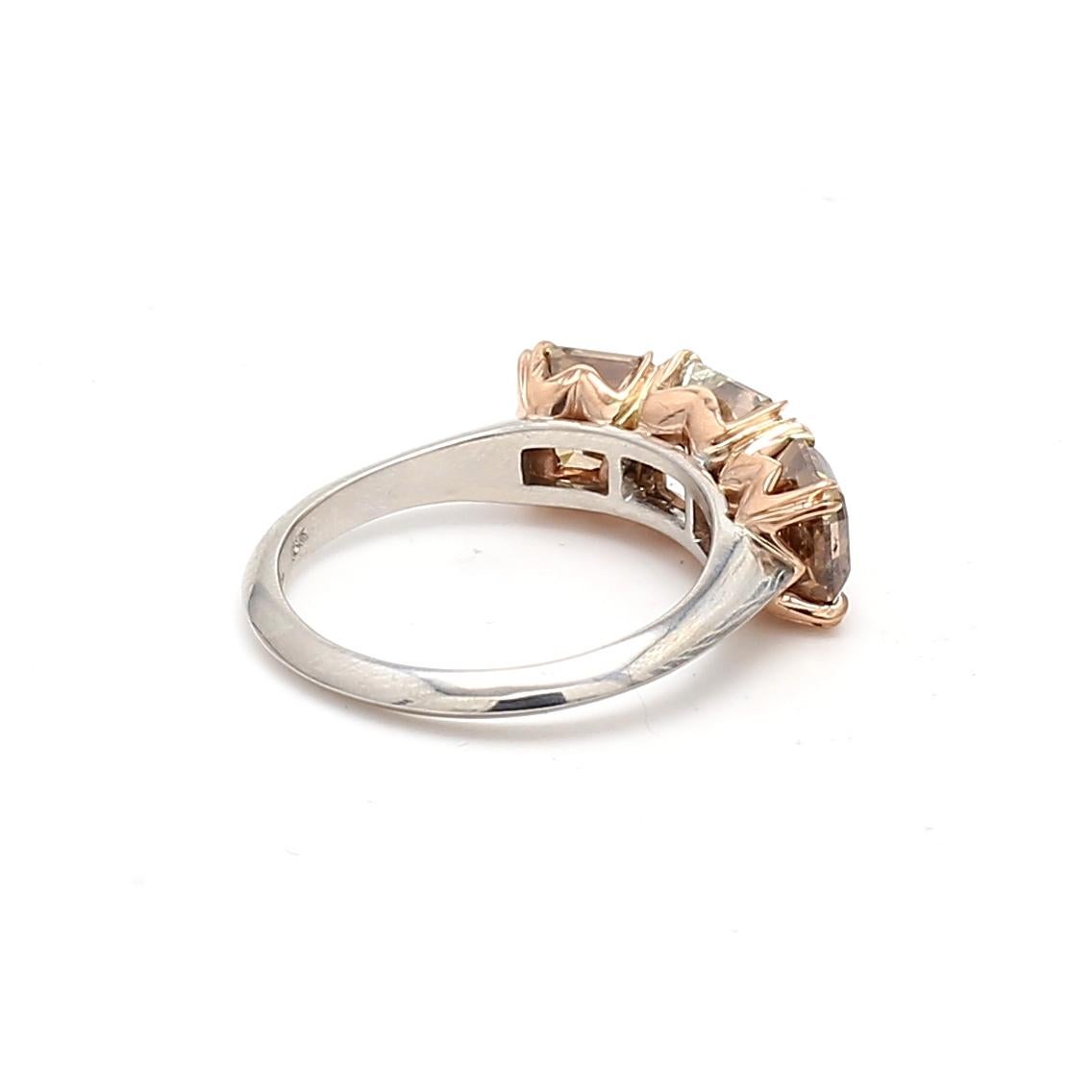 Bague à trois pierres en or 18 carats avec diamants fantaisie taille Asscher de 4,06 carats Y-O-B Pour femmes en vente