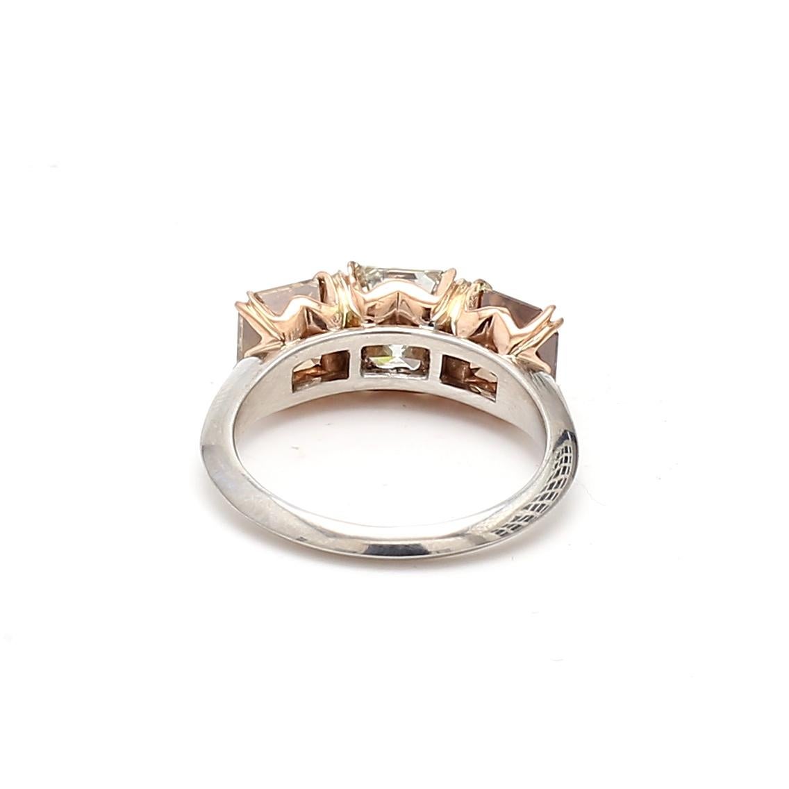 Bague à trois pierres en or 18 carats avec diamants fantaisie taille Asscher de 4,06 carats Y-O-B en vente 1